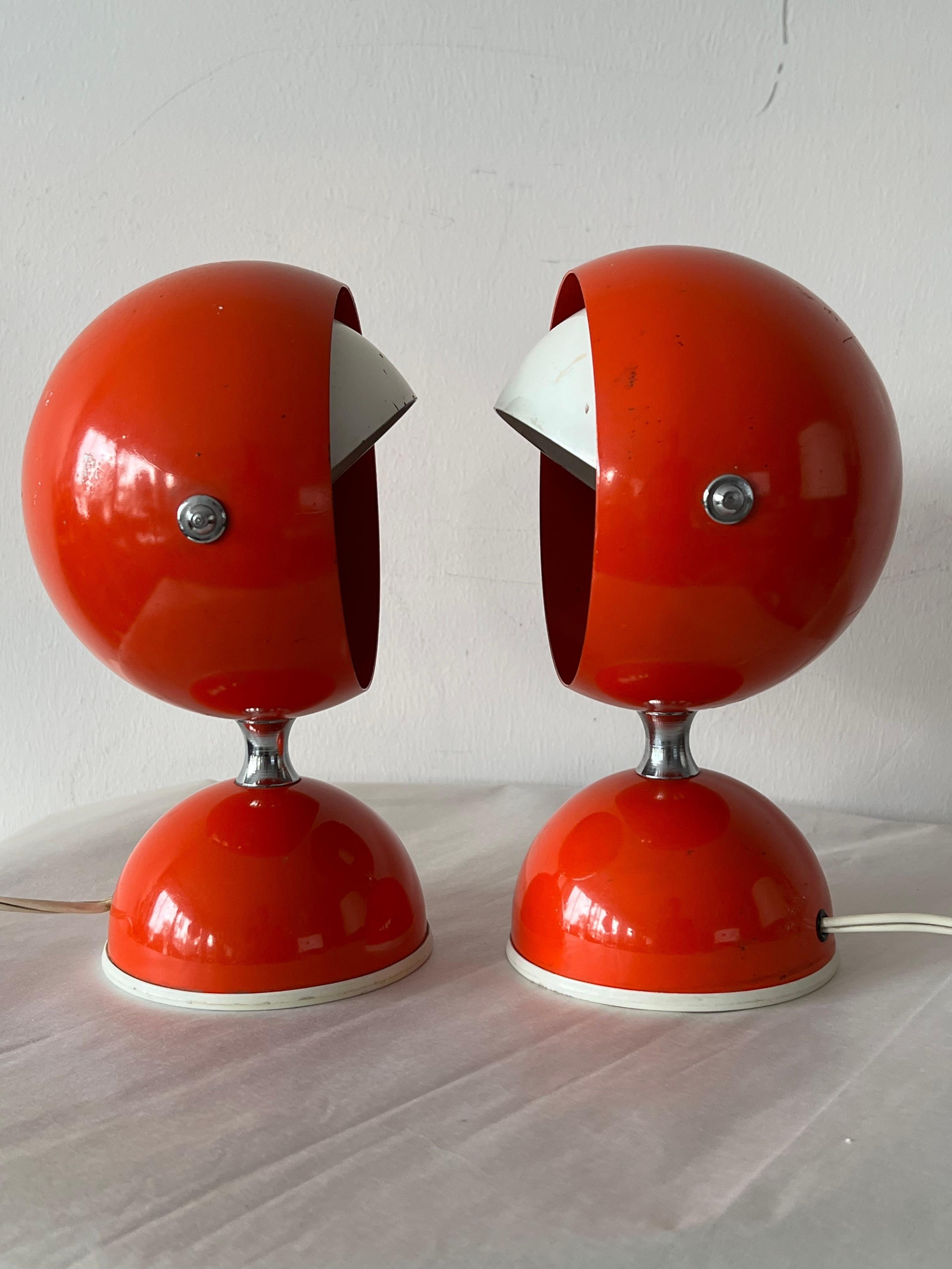 A Pair Of Italian Table Lamps With Adjustable Shades Orange 1960's Space Age In Good Condition For Sale In St.Petersburg, FL