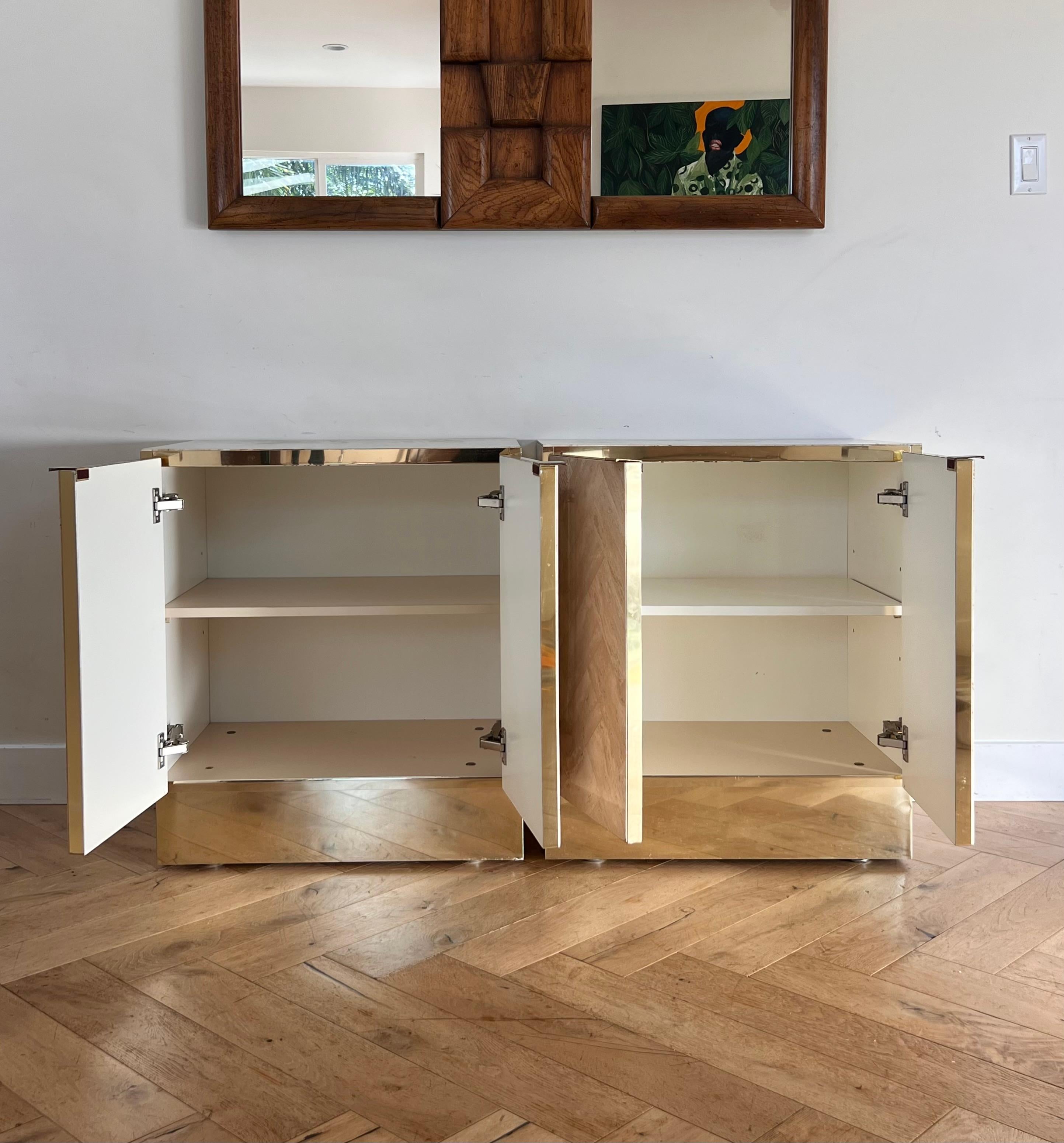 A pair of Italian travertine nightstands with brass accents by Ello, circa 1970 3