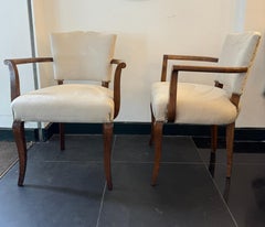 Una coppia di poltroncine italiane in noce rivestite di recente in velluto