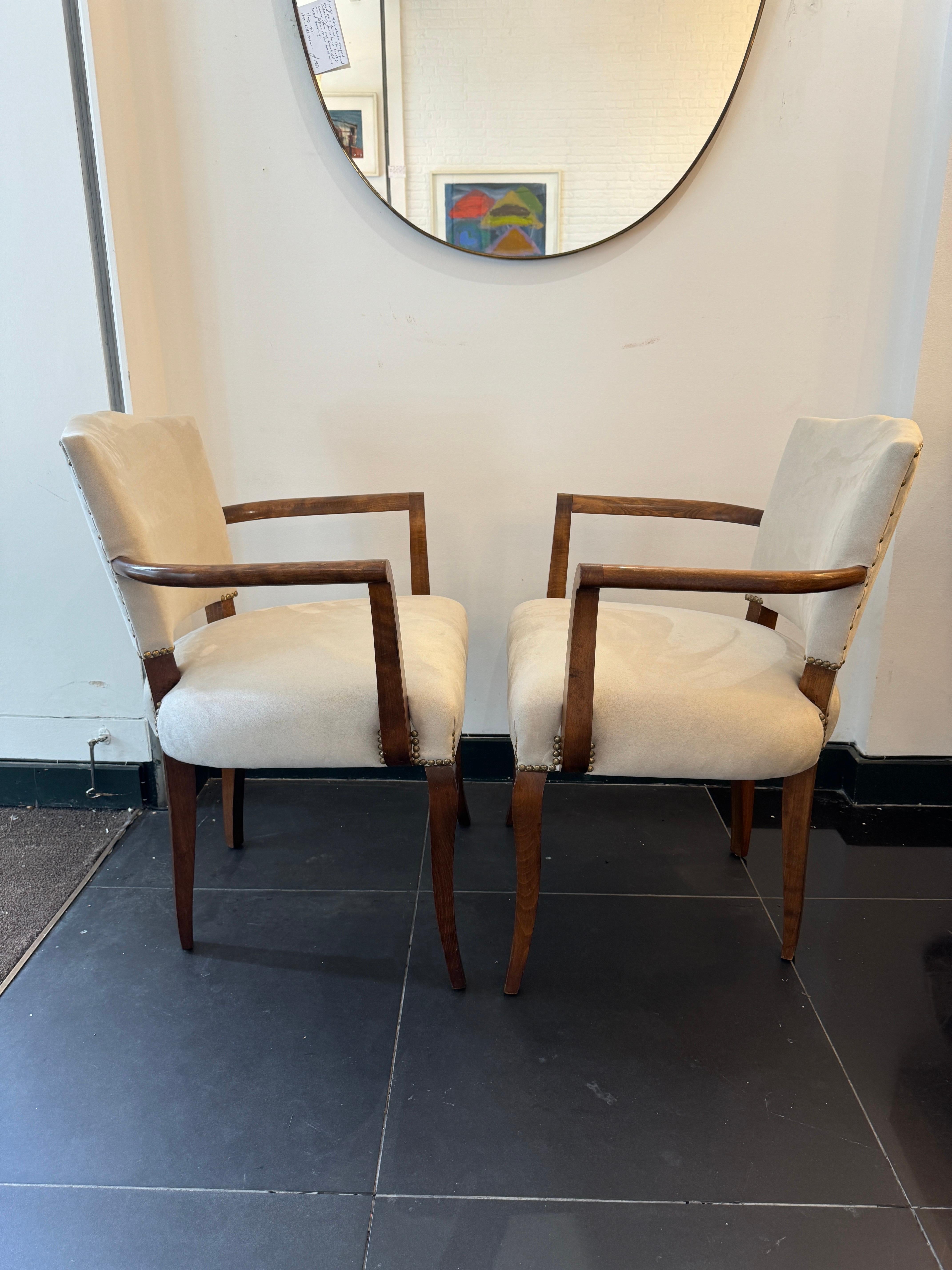 Fatto a mano Una coppia di poltroncine italiane in noce rivestite di recente in velluto in vendita