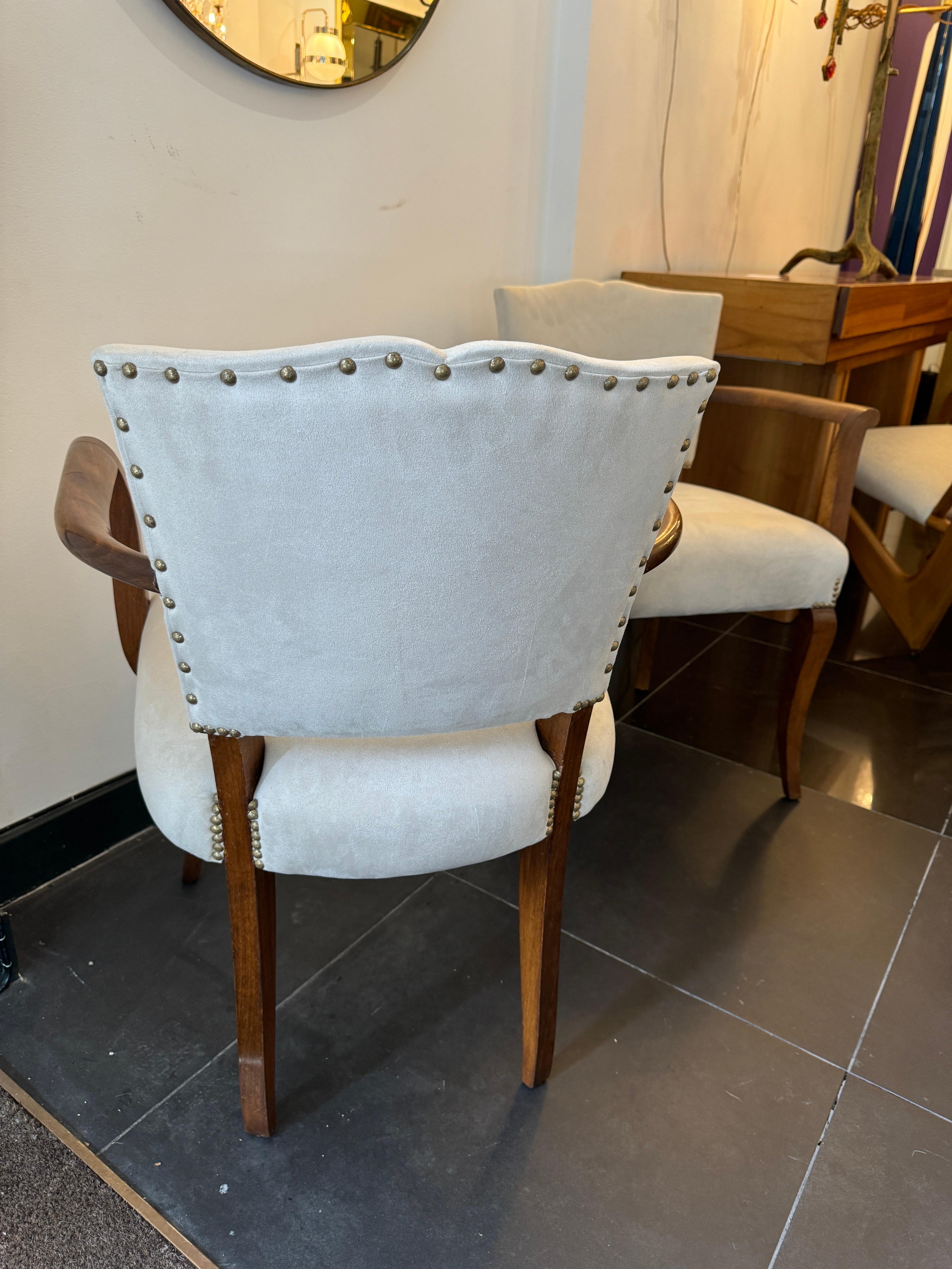 Una coppia di poltroncine italiane in noce rivestite di recente in velluto In condizioni buone in vendita a London, GB