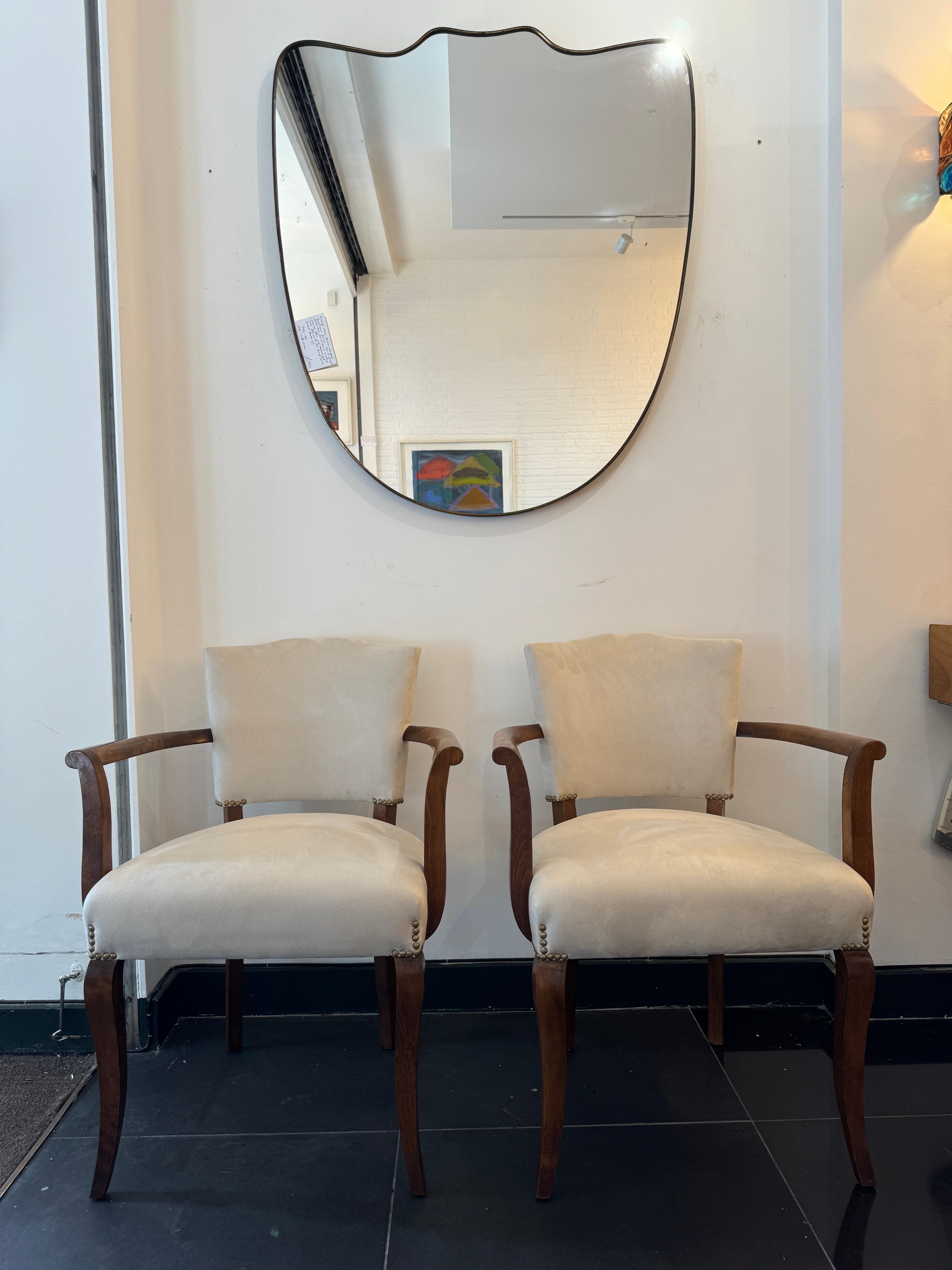 XX secolo Una coppia di poltroncine italiane in noce rivestite di recente in velluto in vendita
