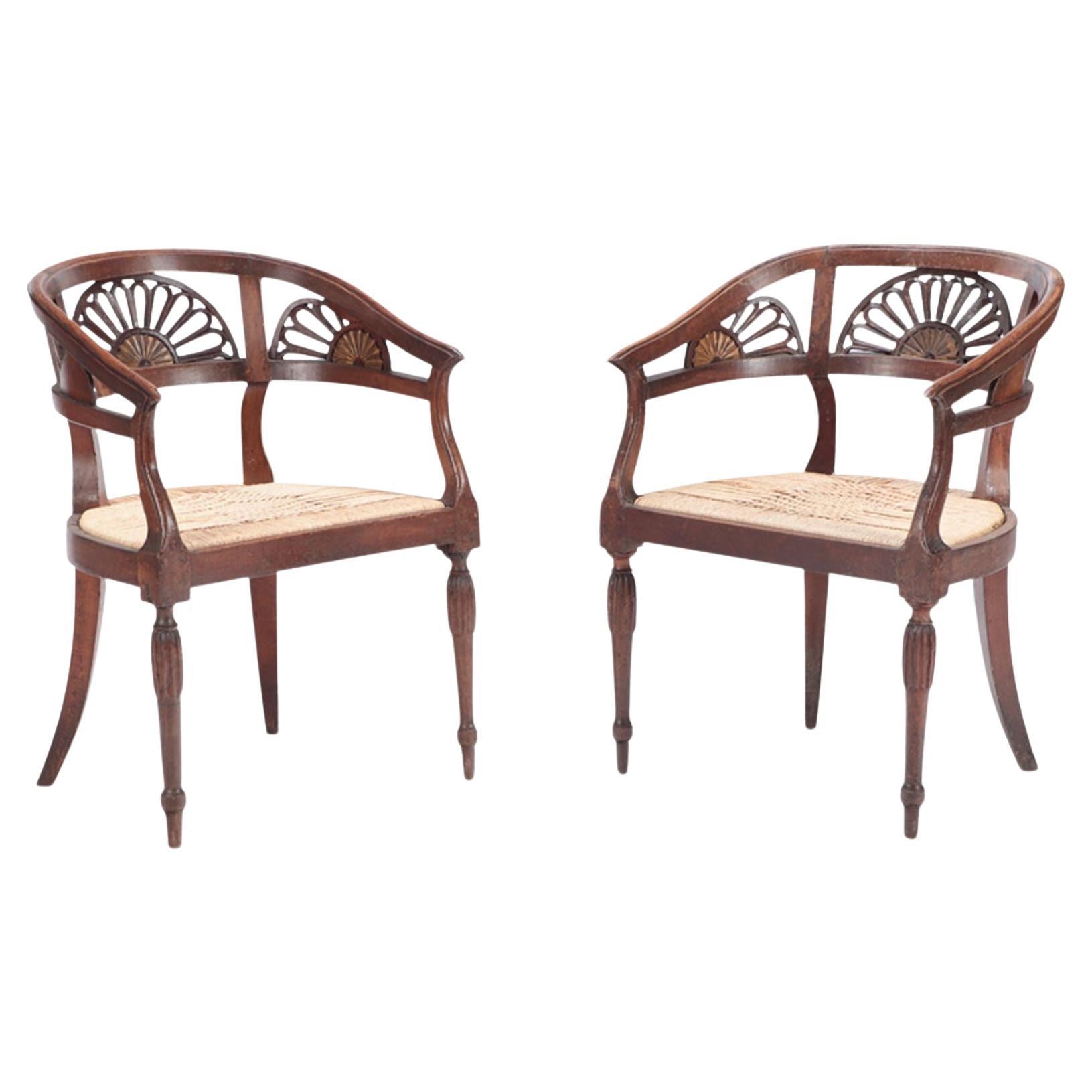 Ein Paar offene Sessel aus italienischem Nussbaumholz mit Kordelsitzen. Circa 1800