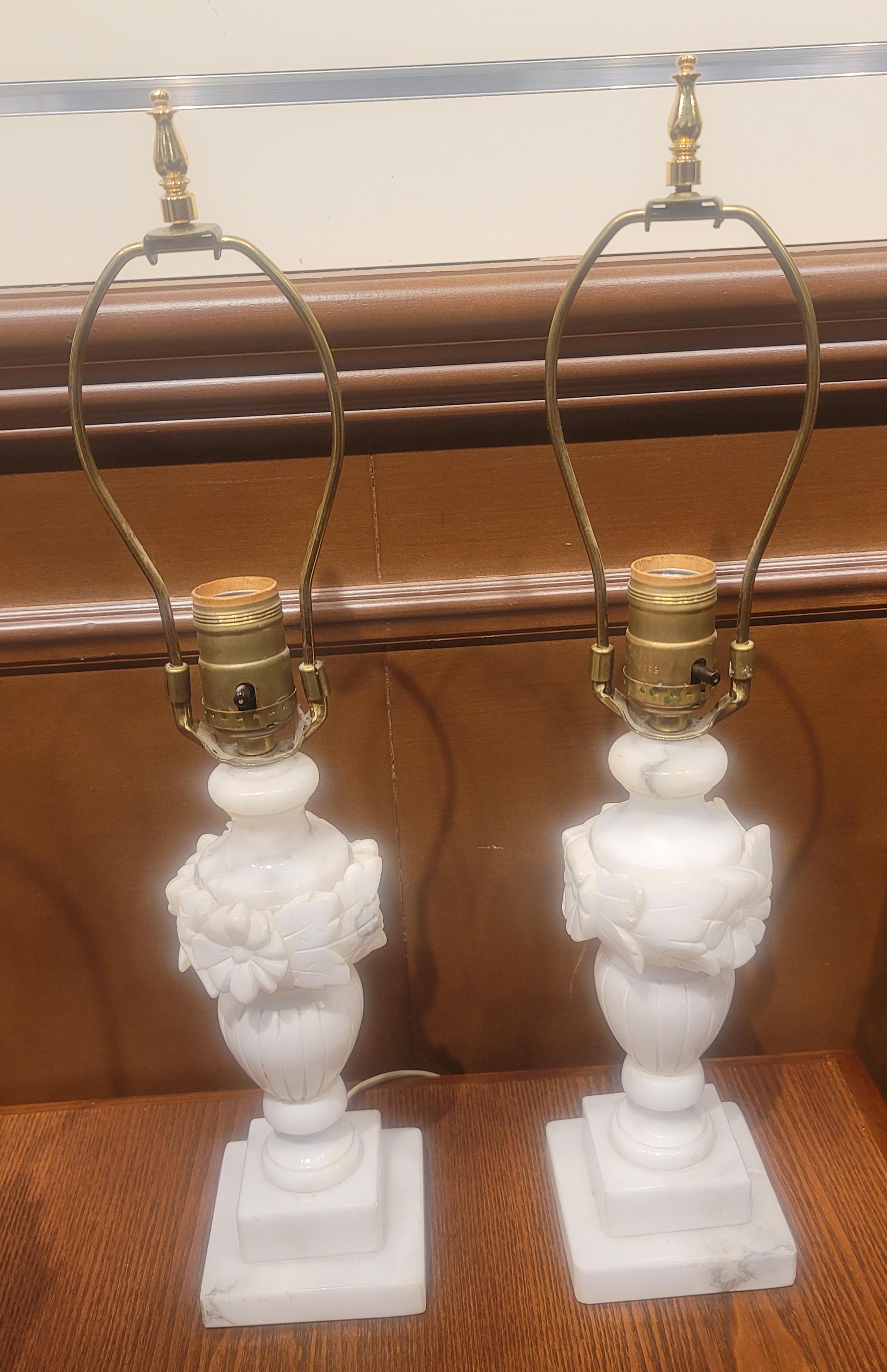 Mid-Century Modern Paire de lampes de bureau italiennes en marbre blanc en vente