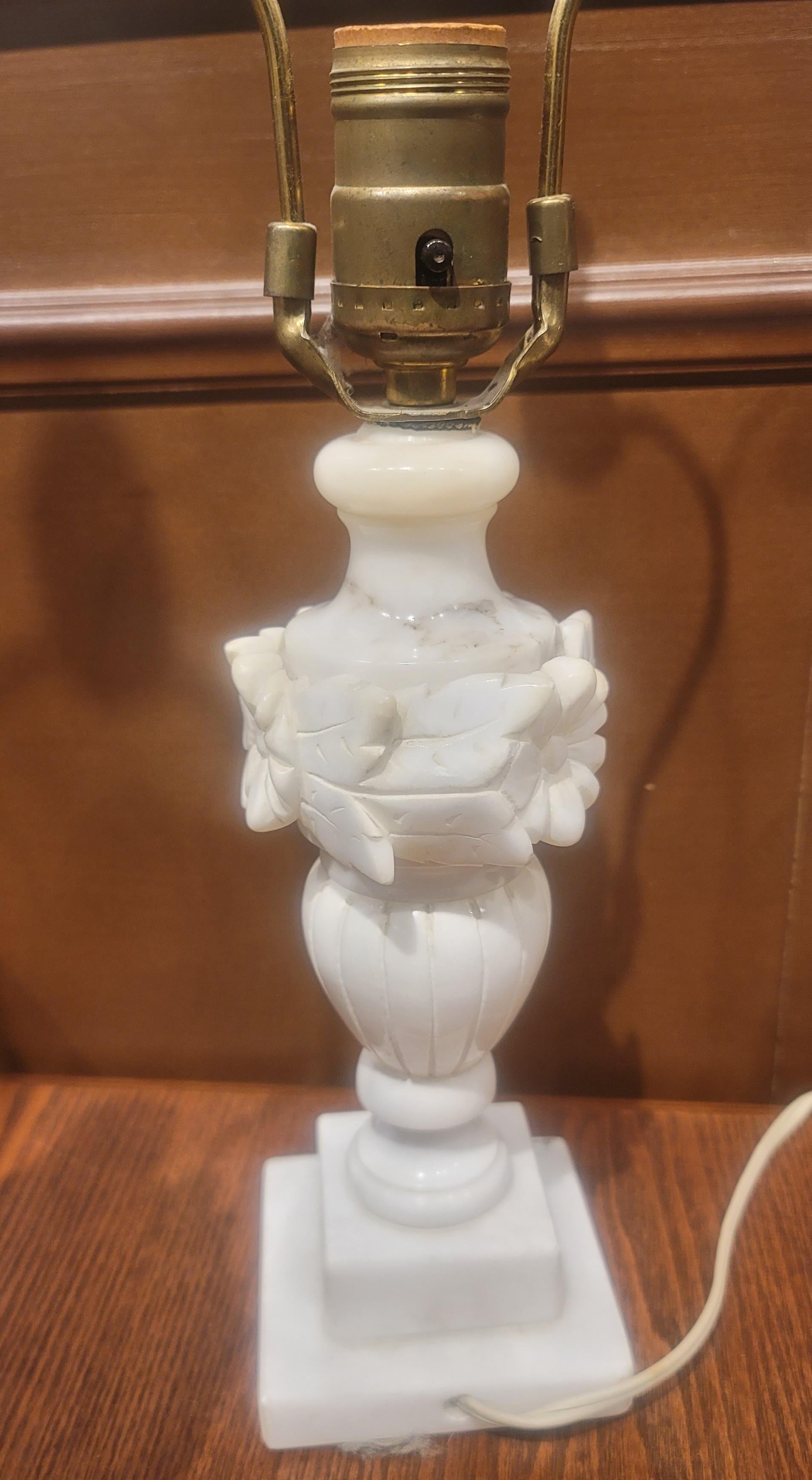 Autre Paire de lampes de bureau italiennes en marbre blanc en vente