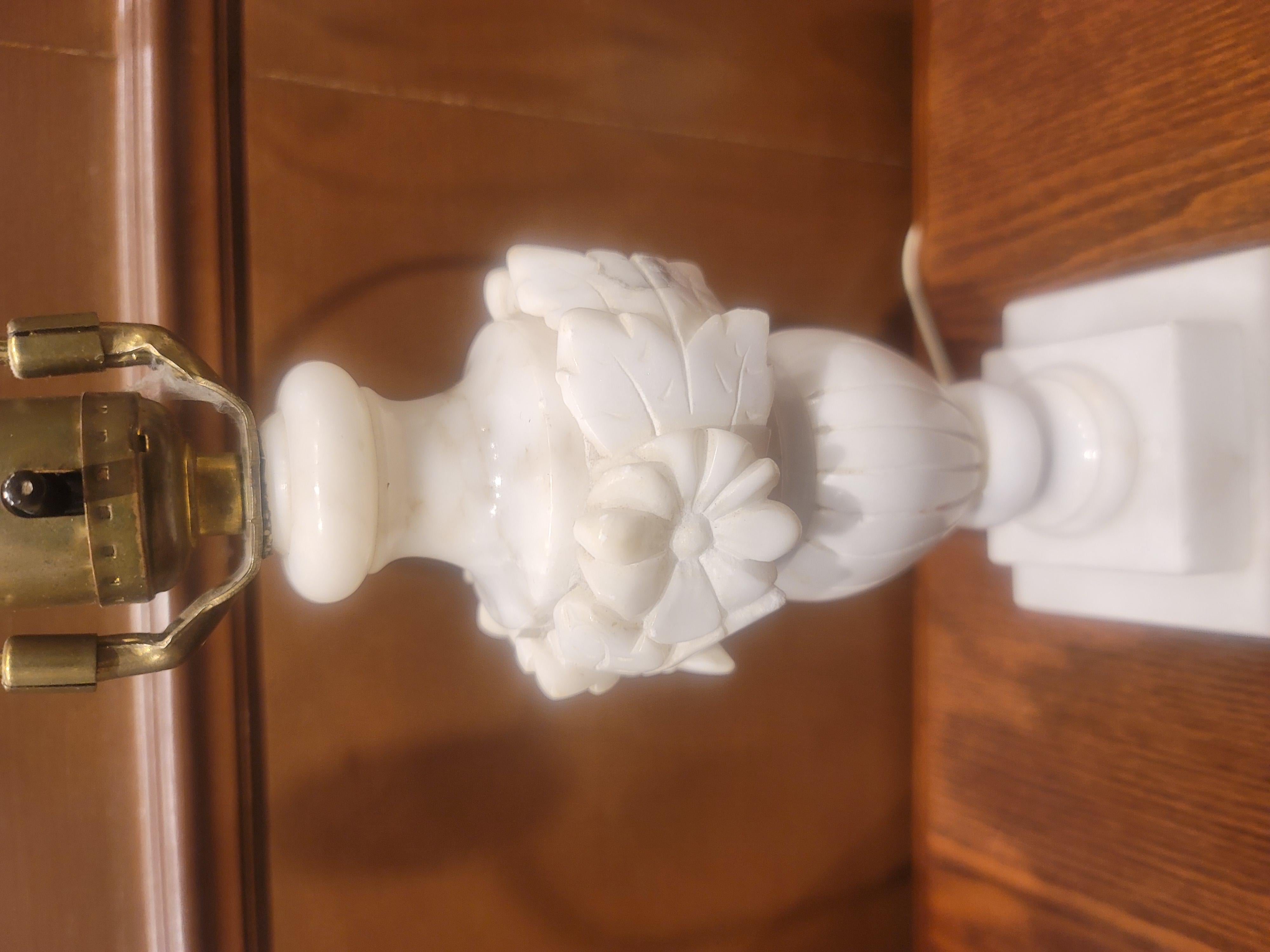 Paire de lampes de bureau italiennes en marbre blanc Bon état - En vente à Germantown, MD