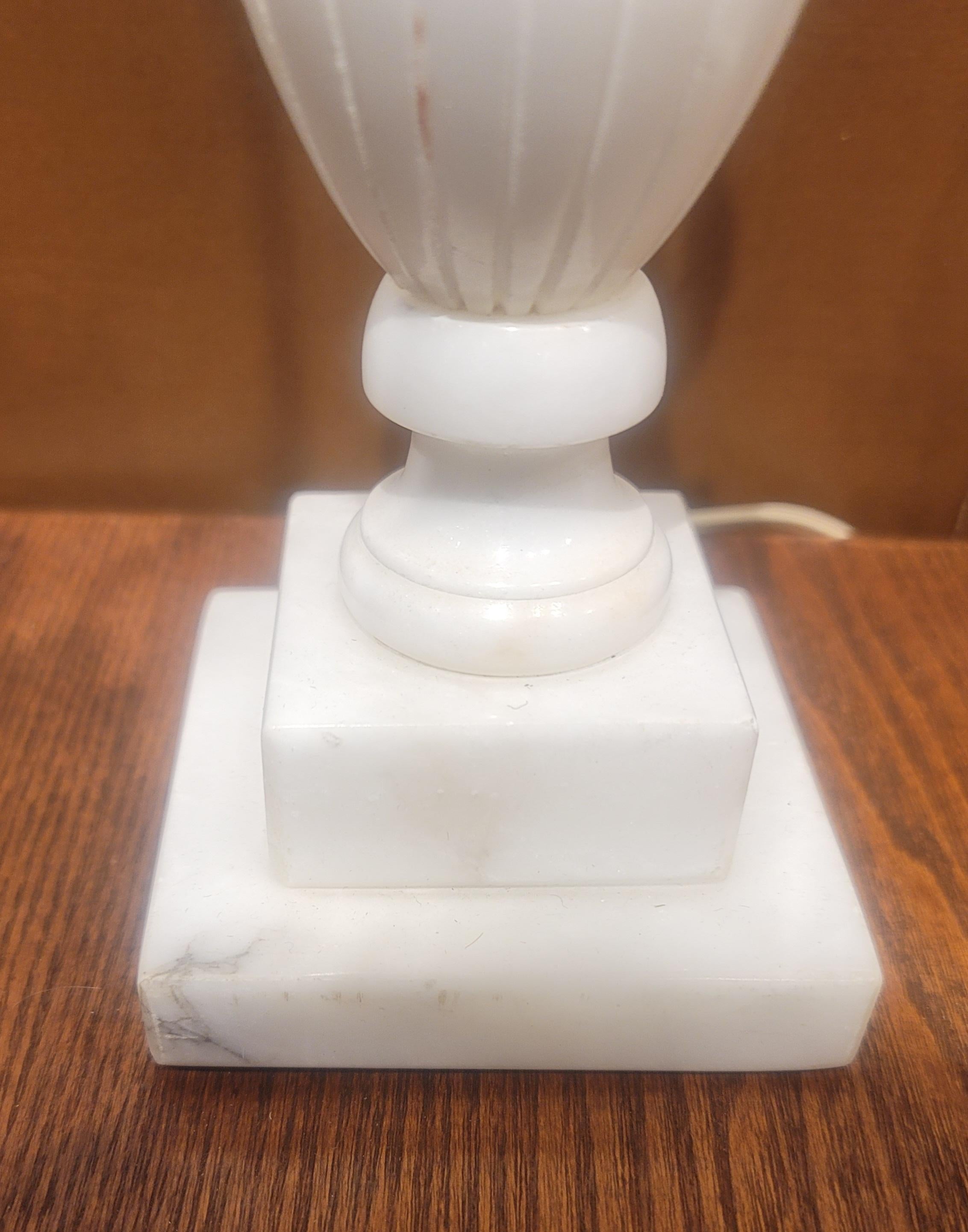 20ième siècle Paire de lampes de bureau italiennes en marbre blanc en vente