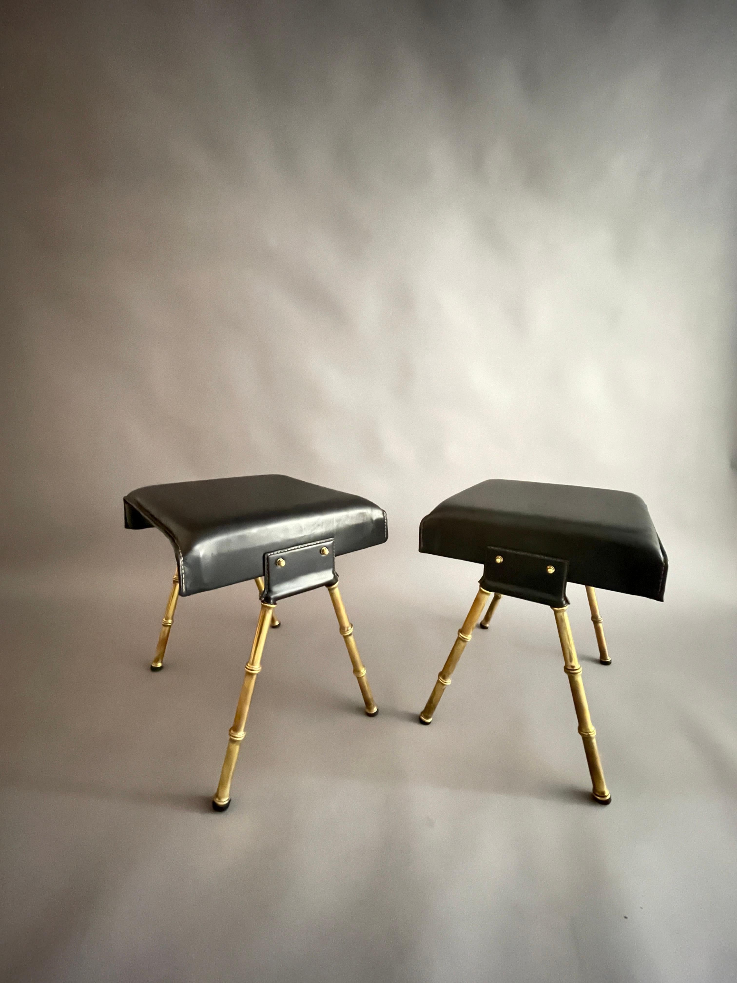 A pair of Jacques Adnet black leather and brass stools In Excellent Condition For Sale In London, GB