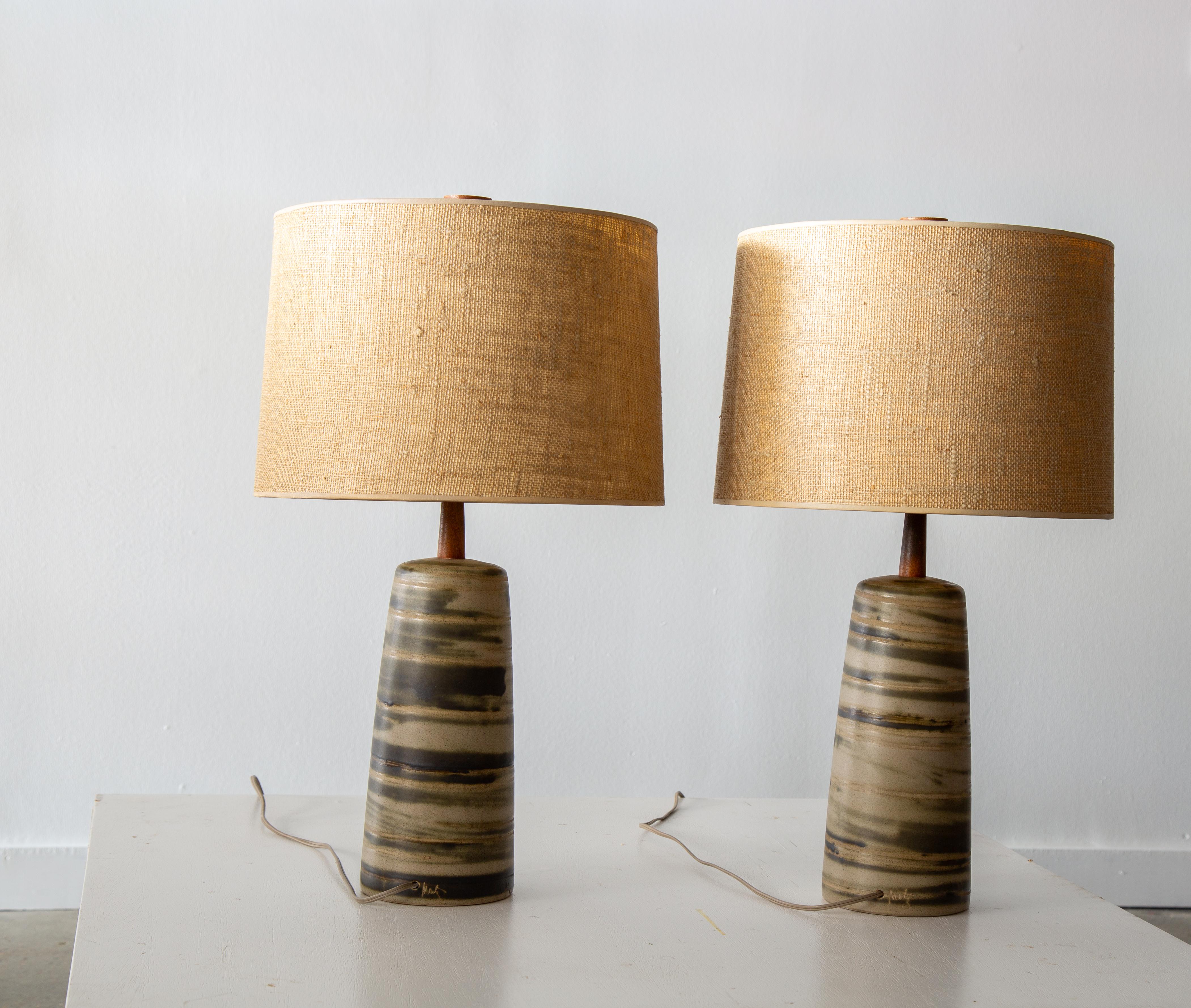 Dieses Paar Tischlampen aus den 1960er Jahren, entworfen von Jane und Gordon Martz von Marshall Studios in Veedersburg, Indiana, ist ein echtes Sammlerstück. Diese Lampen sind sehr begehrt und tauchen in Designs auf der ganzen Welt auf. Diese Lampen