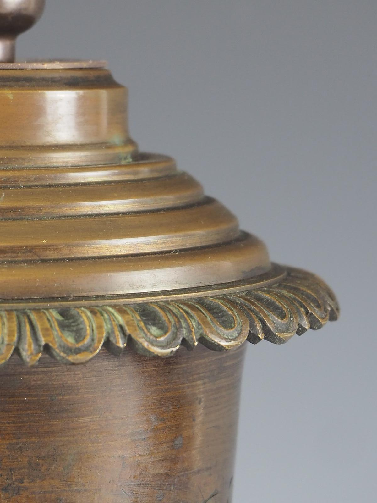 Paire de lampes de table japonaises en bronze représentant un dragon accroché à l'oiseau en vente 4