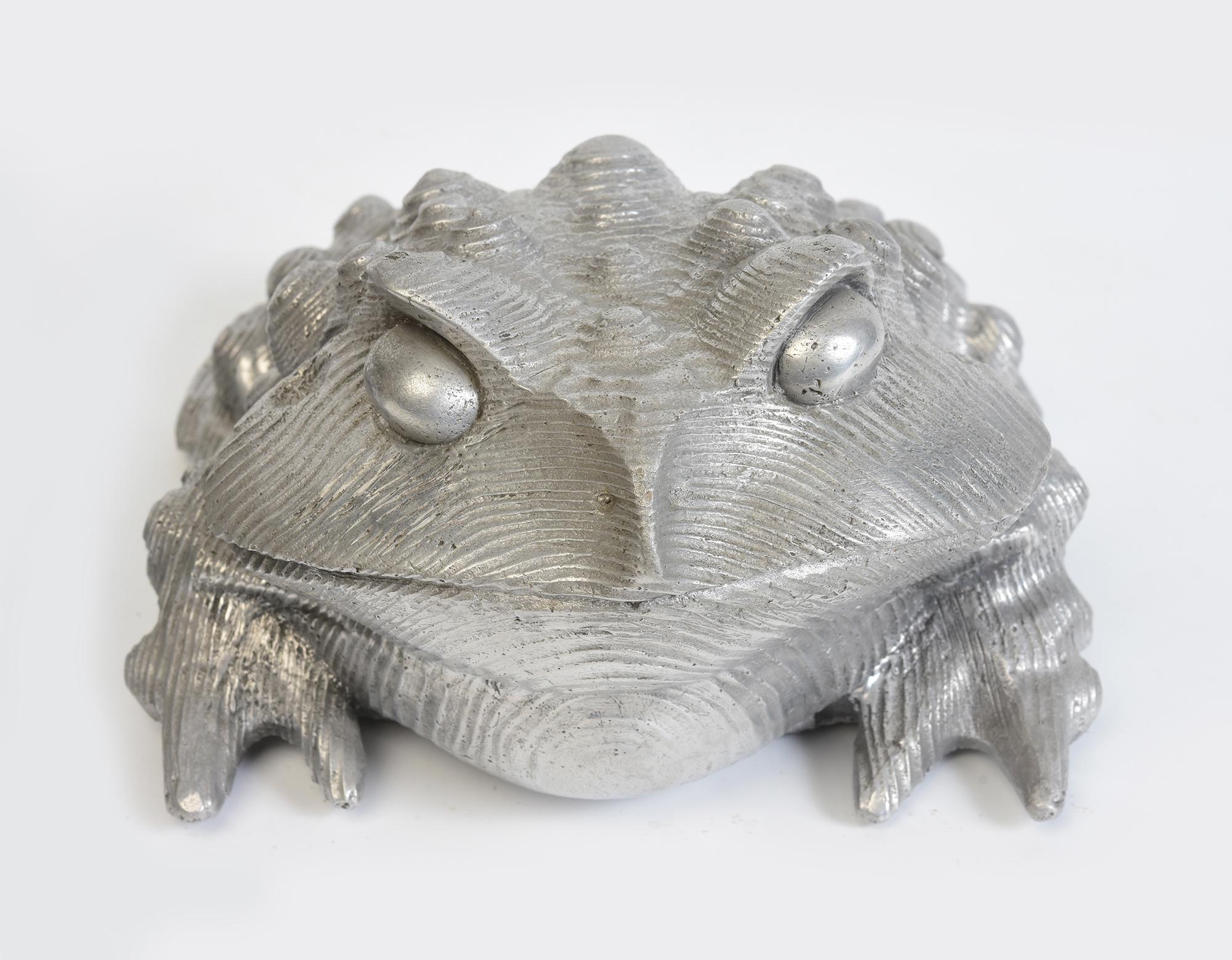 A Pair of Japanese Bronze Toads In Good Condition For Sale In Sampantawong, TH