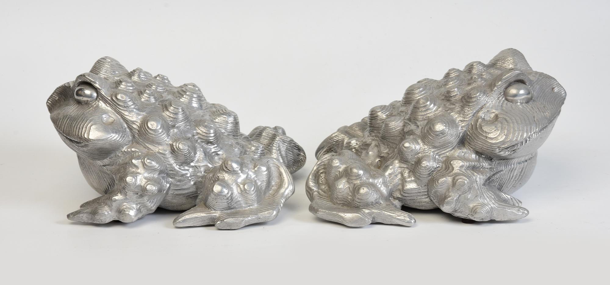 A Pair of Japanese Bronze Toads For Sale 3