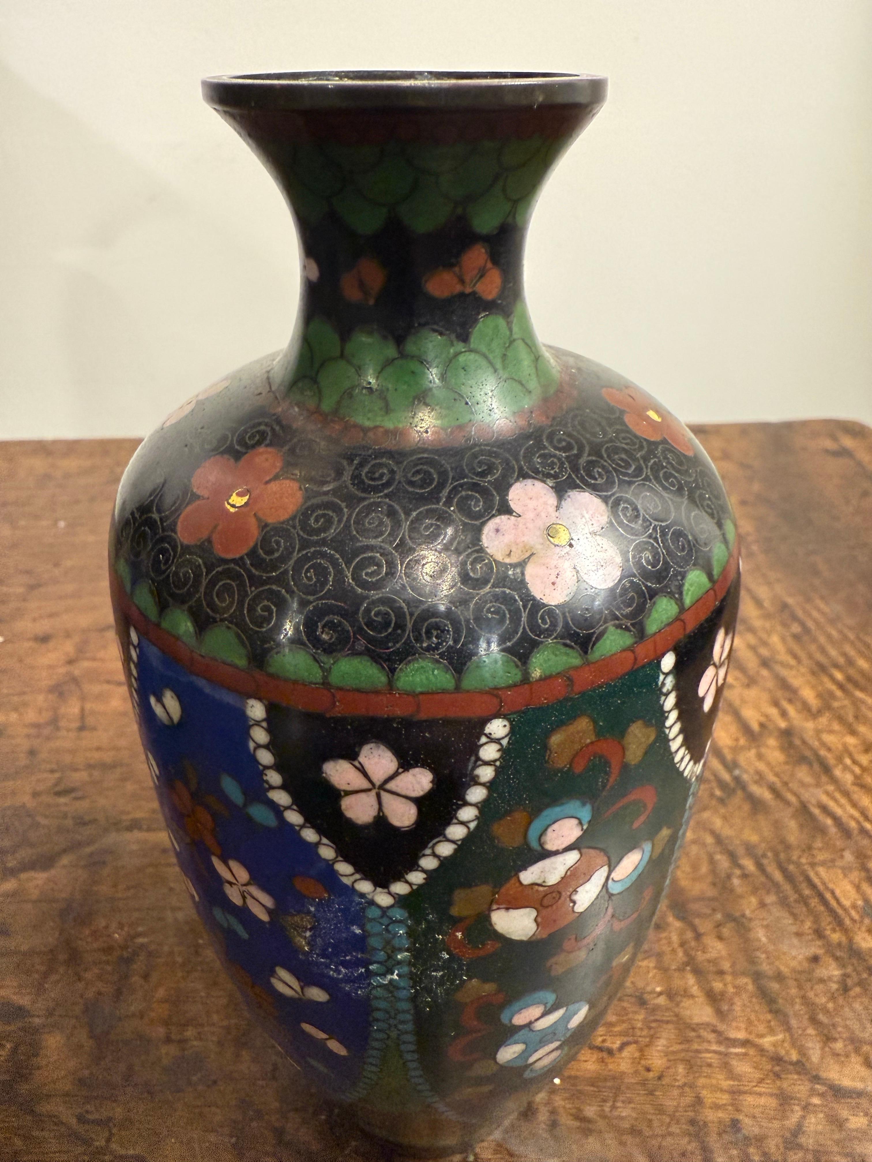 Coppia di vasi giapponesi cloisonné, XIX secolo in vendita 3