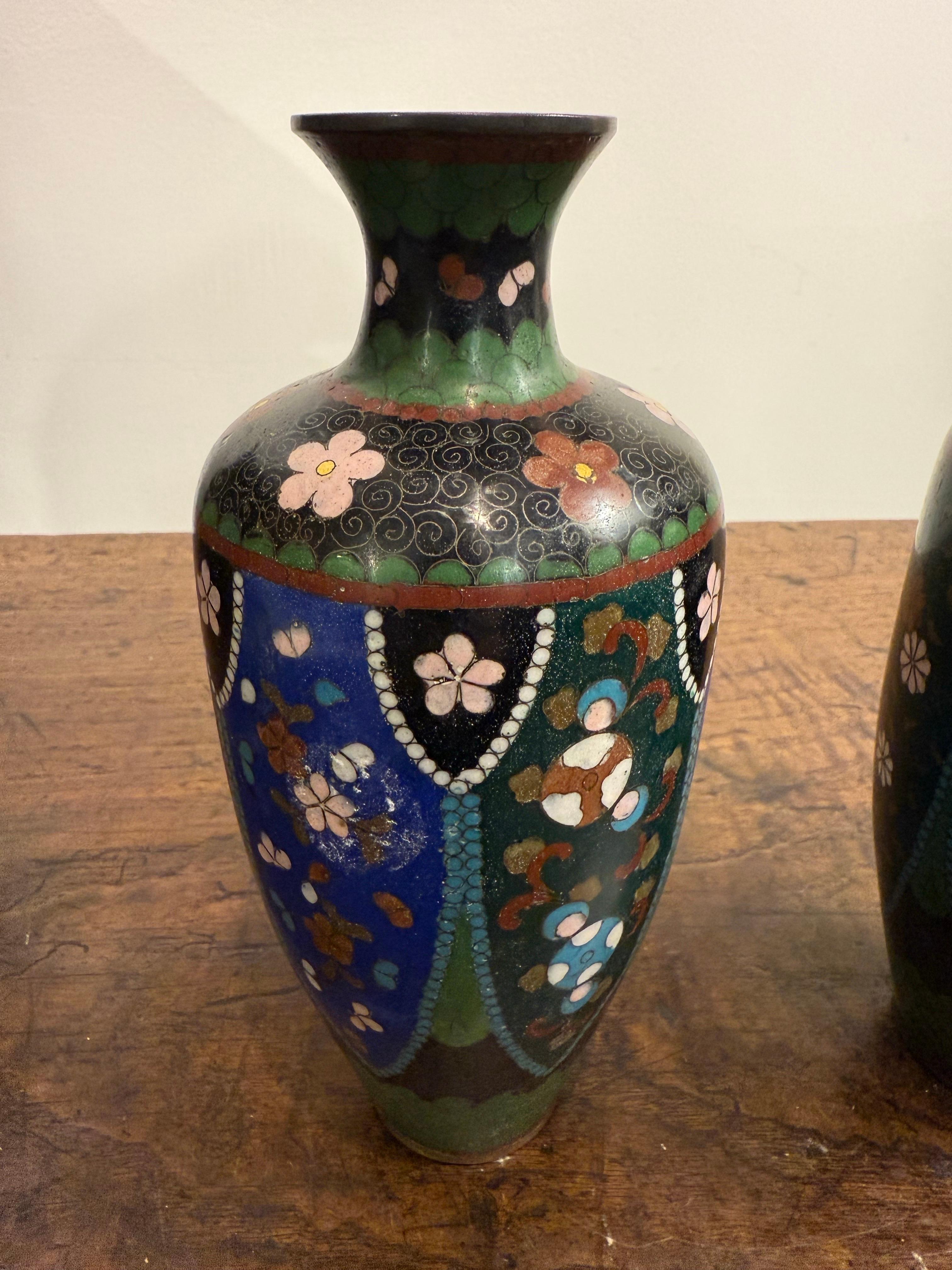 Coppia di vasi giapponesi cloisonné, XIX secolo
Con fiori smaltati.

Provenienza: Collezione privata australiana.

Dimensioni:
Altezza: 20 cm.
Diametro: 8 cm.
