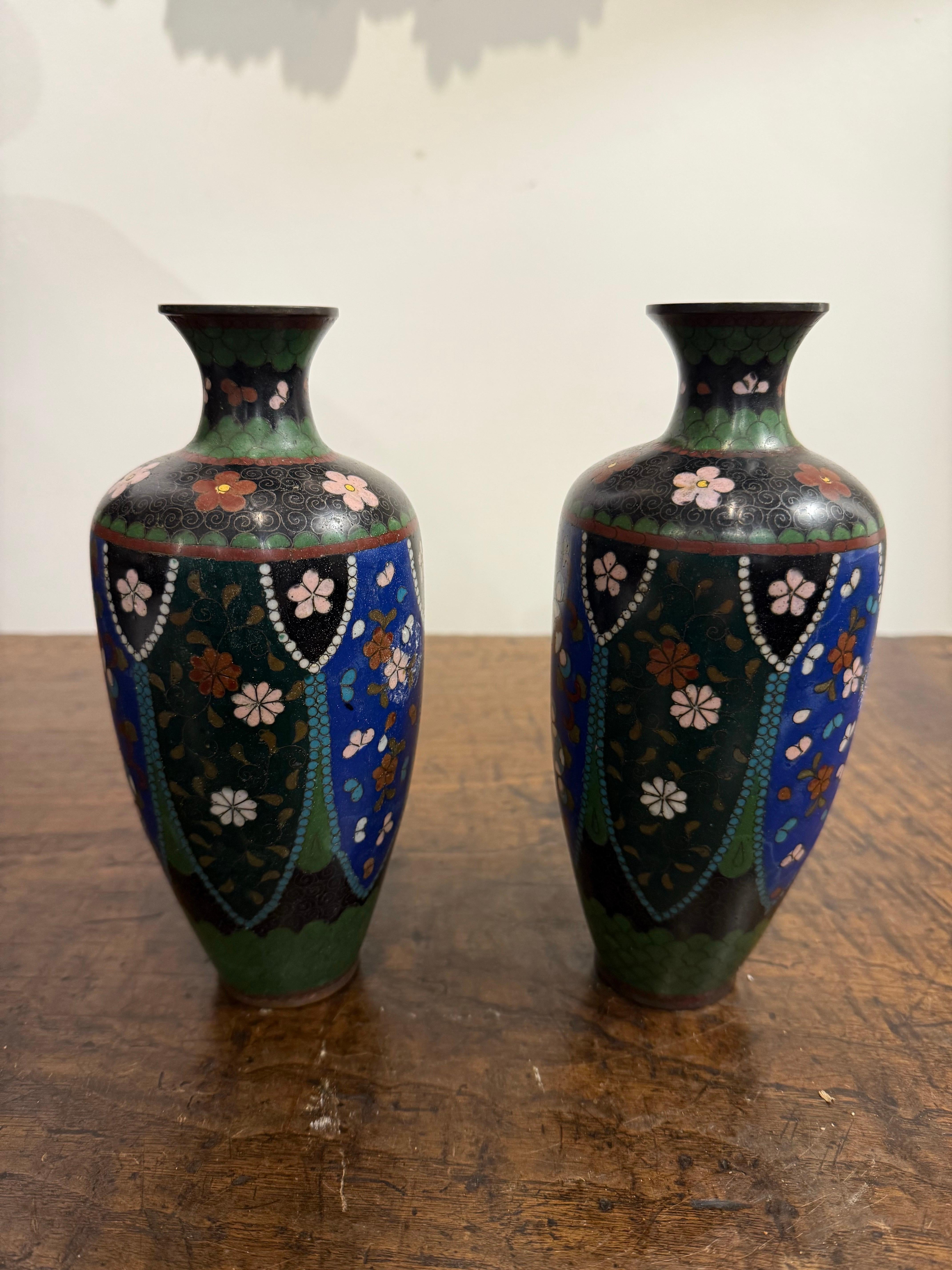 Meiji Coppia di vasi giapponesi cloisonné, XIX secolo in vendita