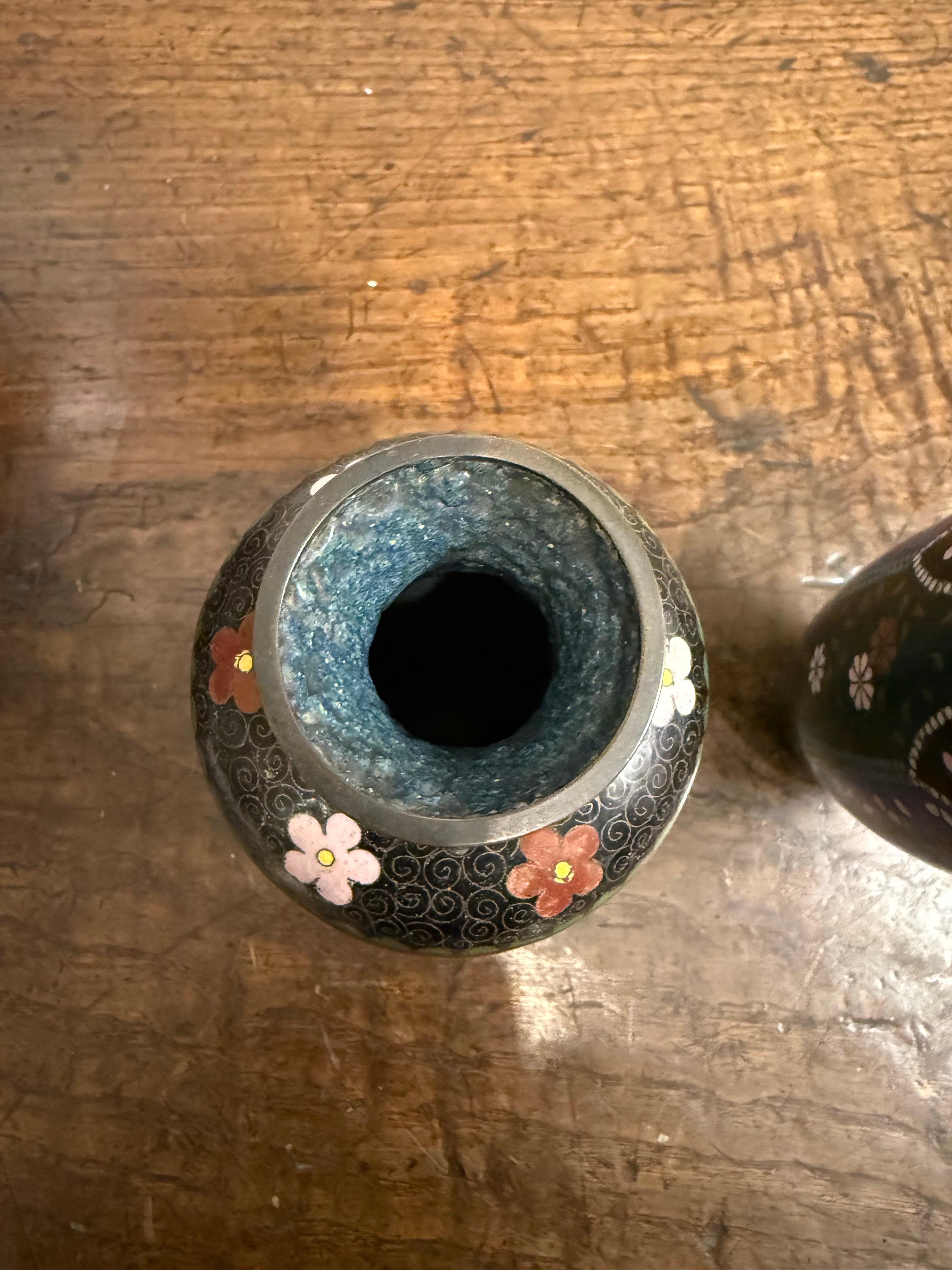 Coppia di vasi giapponesi cloisonné, XIX secolo In condizioni buone in vendita a ARMADALE, VIC