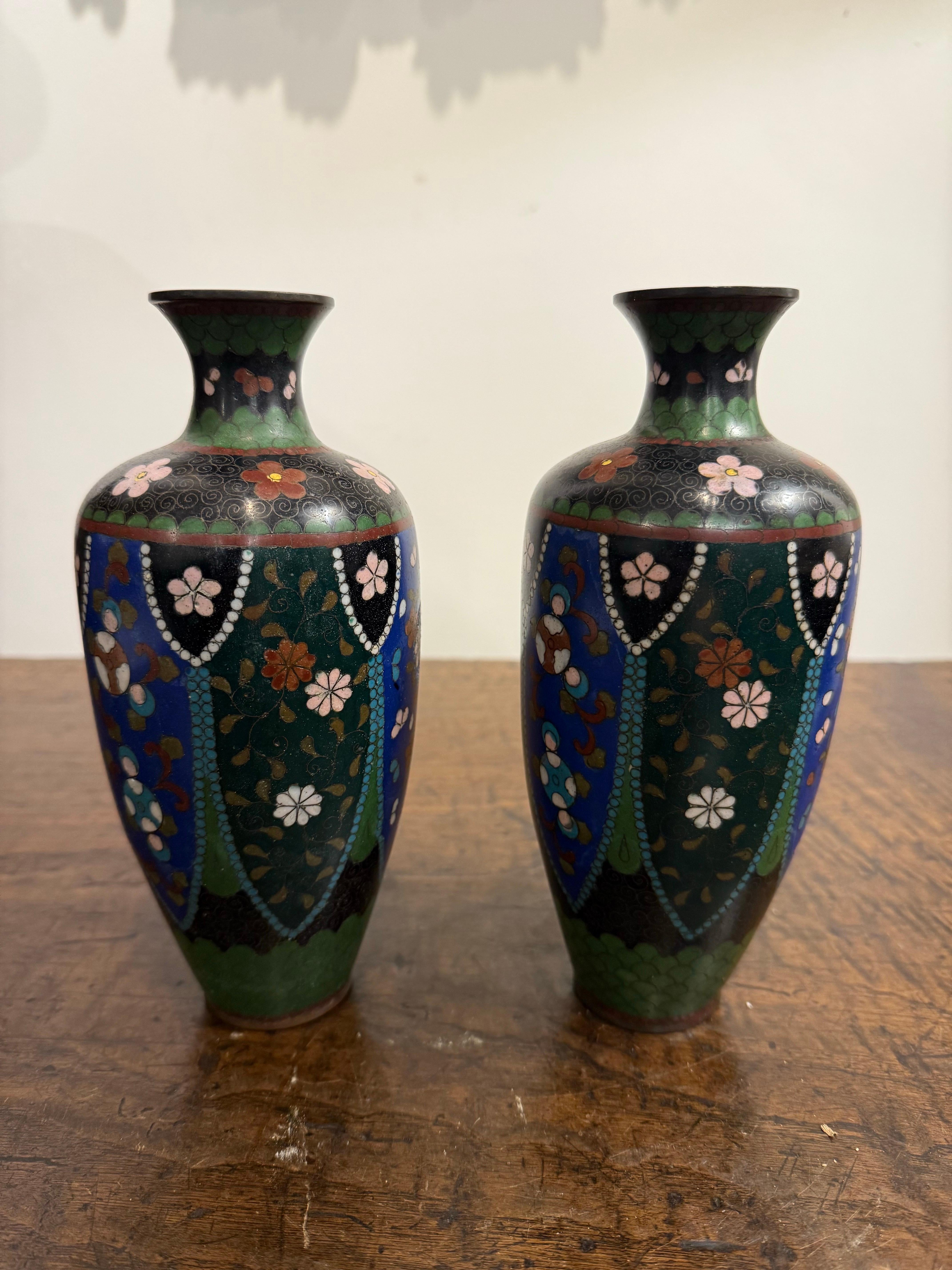 Metallo Coppia di vasi giapponesi cloisonné, XIX secolo in vendita