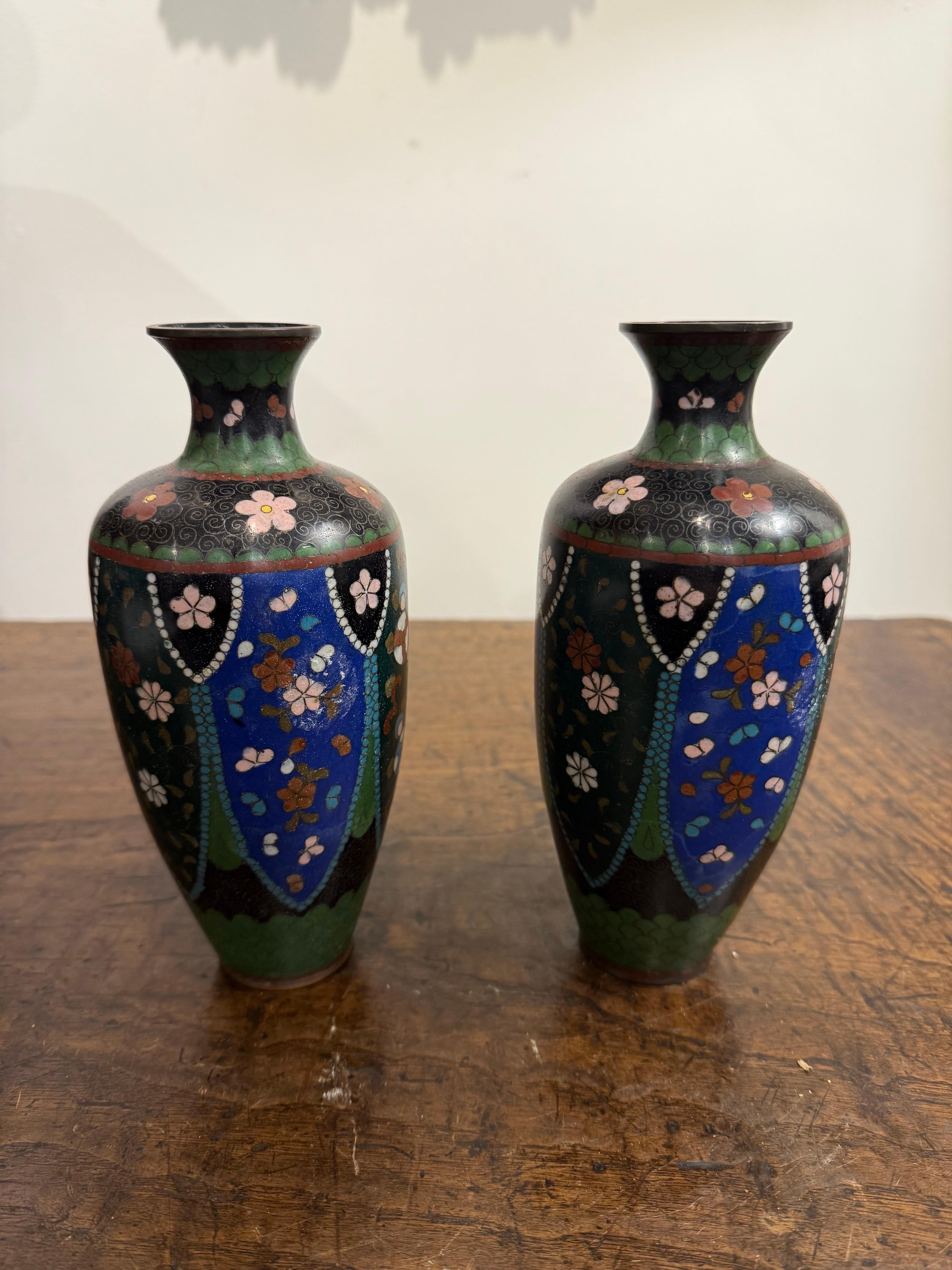 Coppia di vasi giapponesi cloisonné, XIX secolo in vendita 1