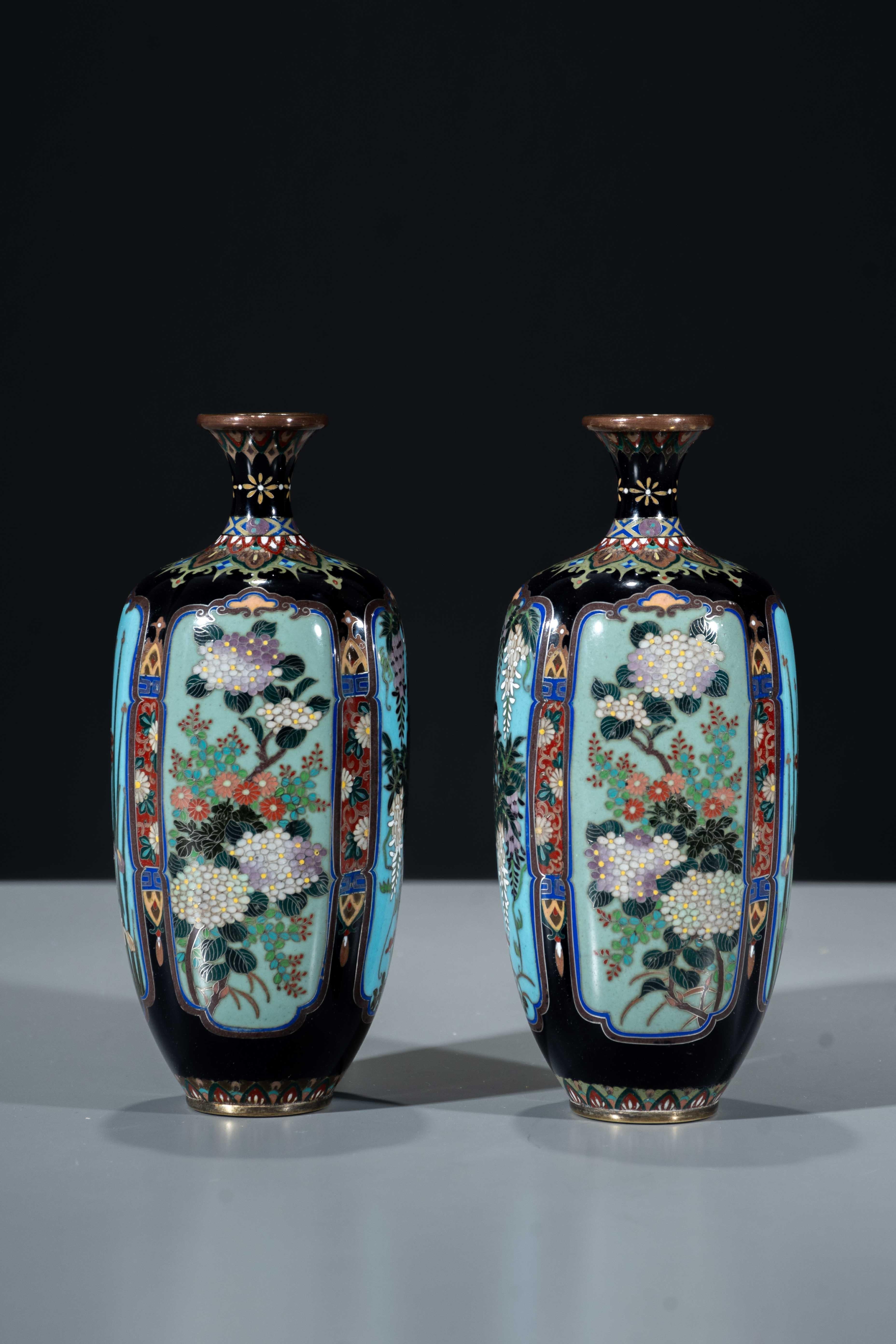 A pair of Japanese Cloisonné vases with naturalistic floral decoration In condizioni ottime in vendita a Milano, IT