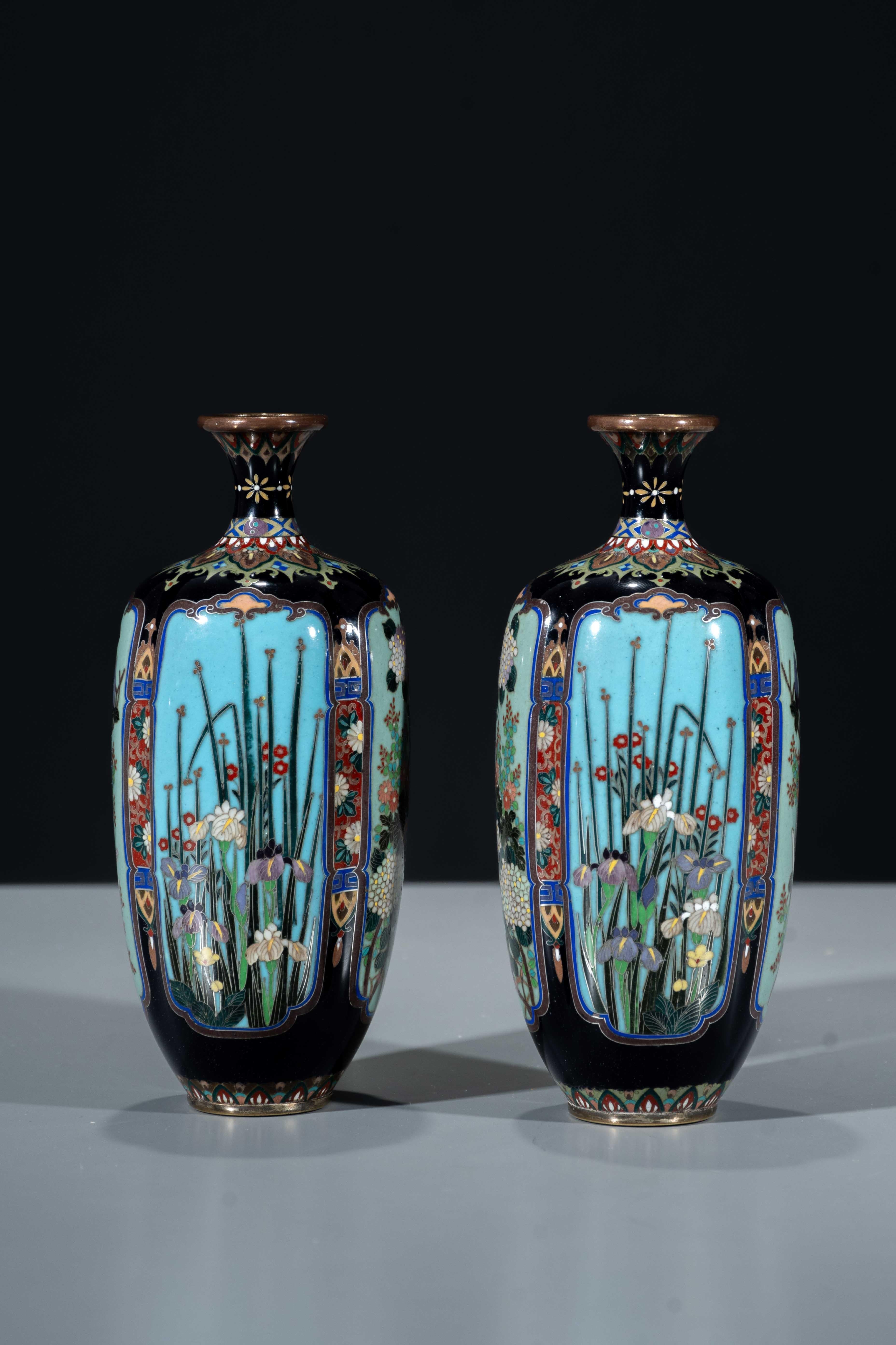 19th Century A pair of Japanese Cloisonné vases with naturalistic floral decoration in vendita