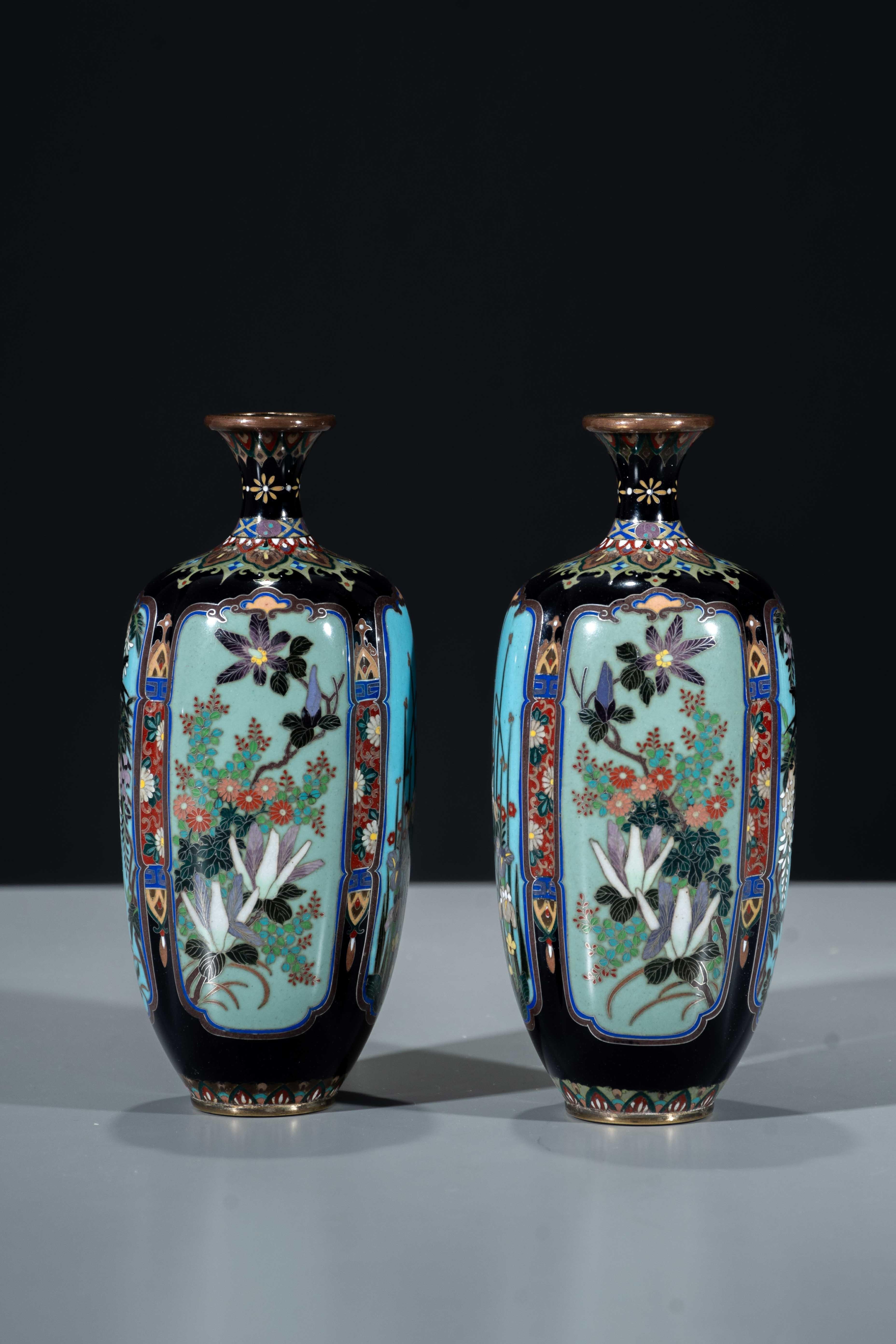 Smalto A pair of Japanese Cloisonné vases with naturalistic floral decoration in vendita