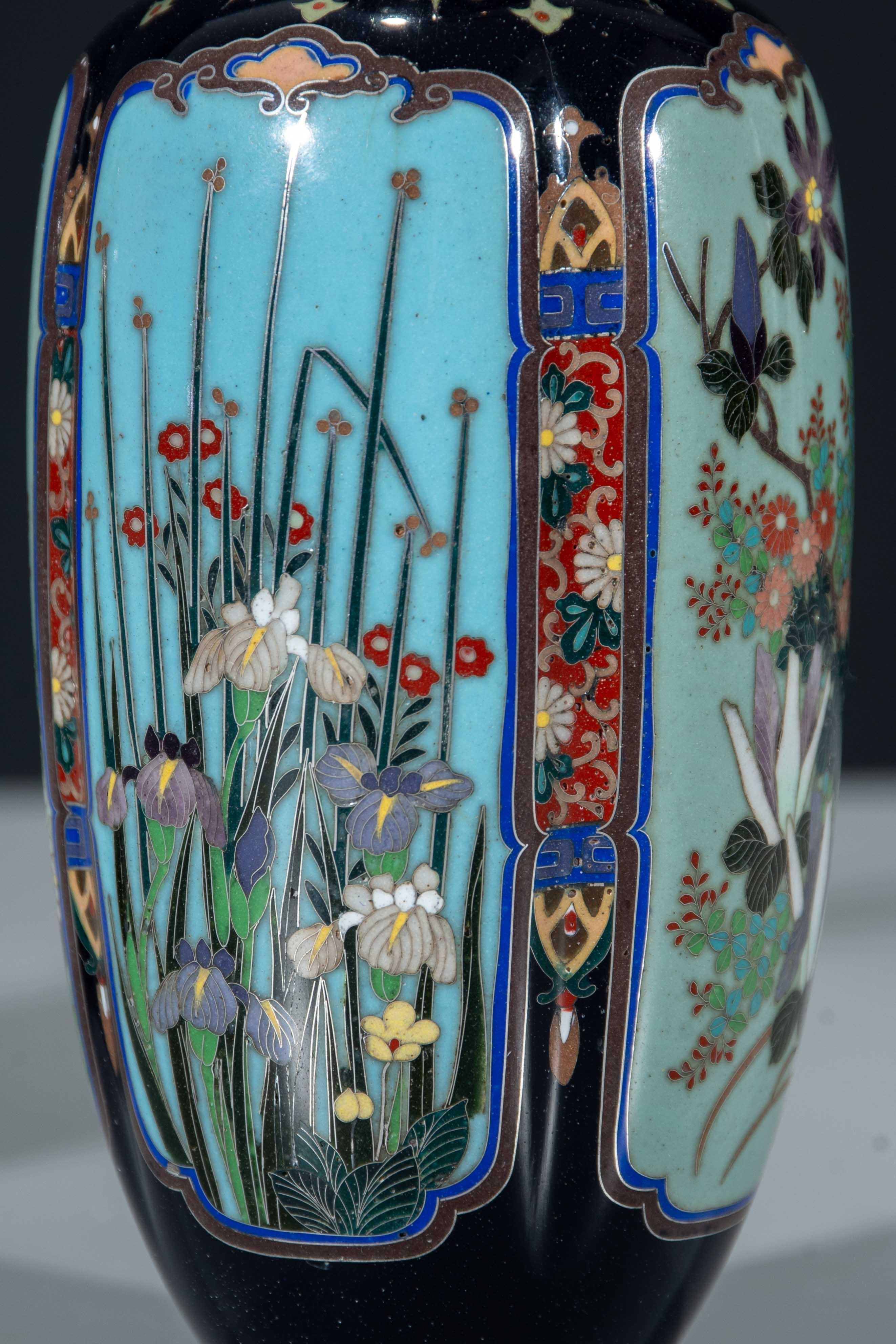 A pair of Japanese Cloisonné vases with naturalistic floral decoration in vendita 1