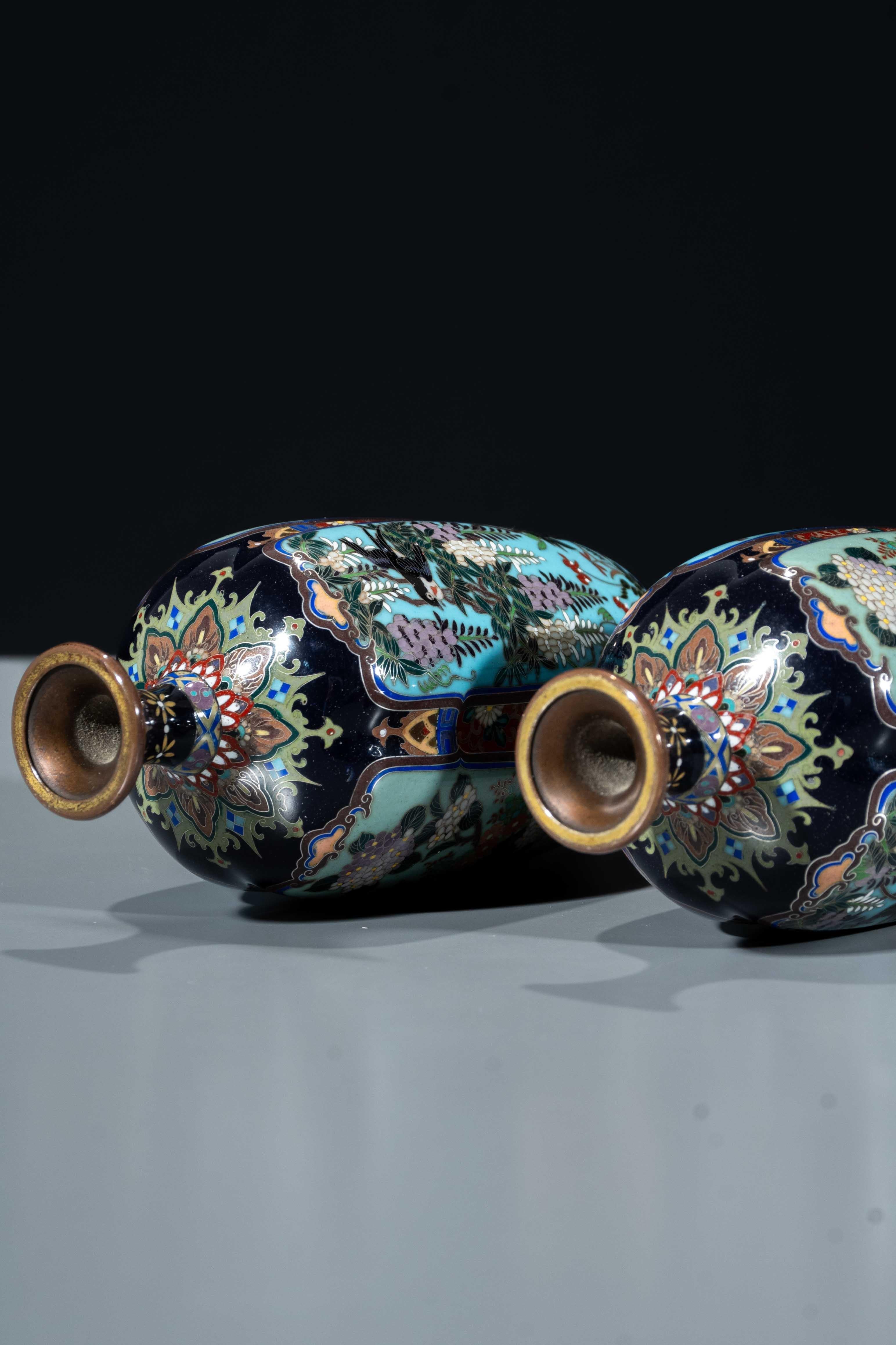 A pair of Japanese Cloisonné vases with naturalistic floral decoration in vendita 2