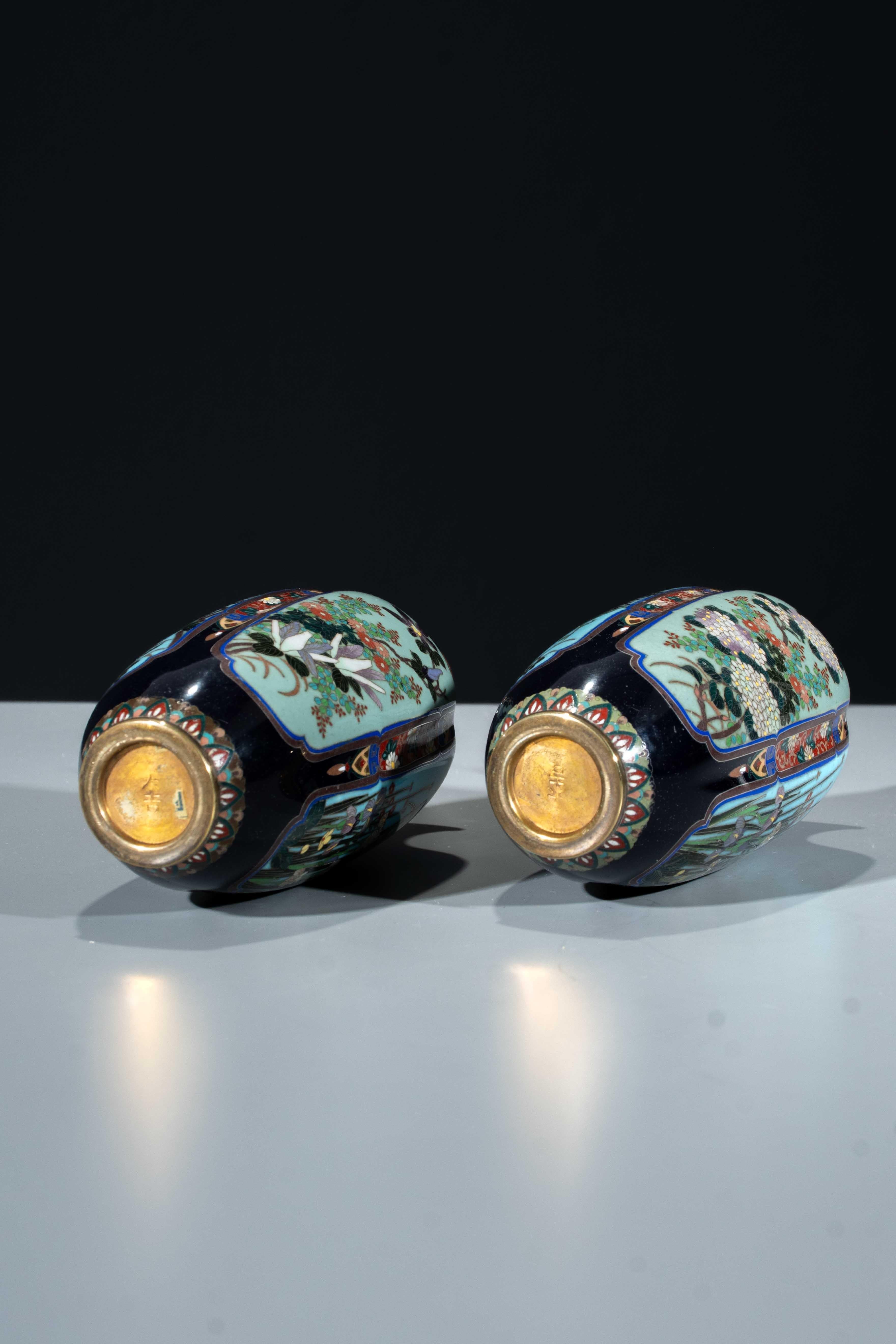 A pair of Japanese Cloisonné vases with naturalistic floral decoration in vendita 3