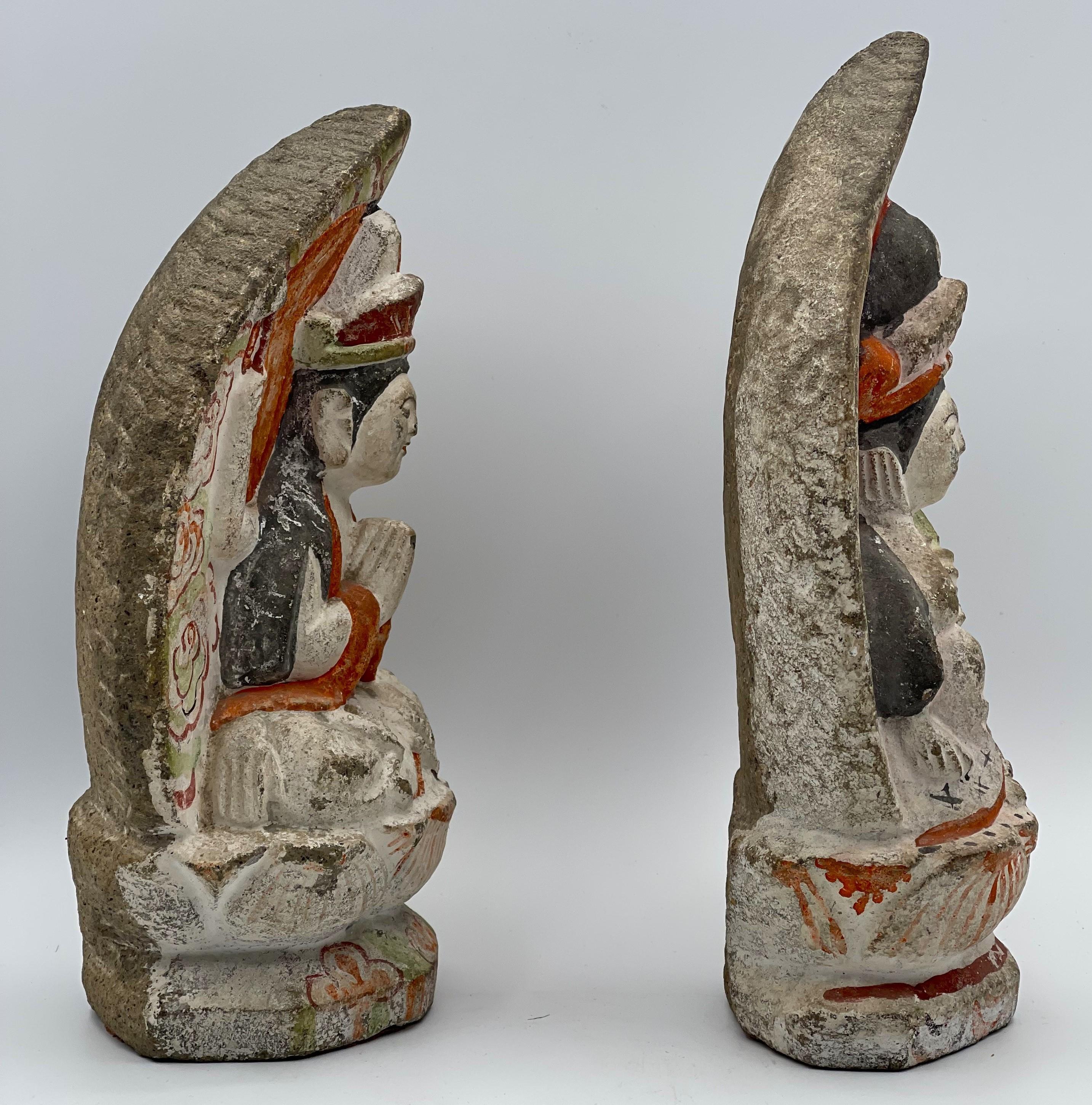 Japonais Paire de sculptures féminines de Bouddha Sattva en pierre de la période Edo japonaise, c. 1750 en vente