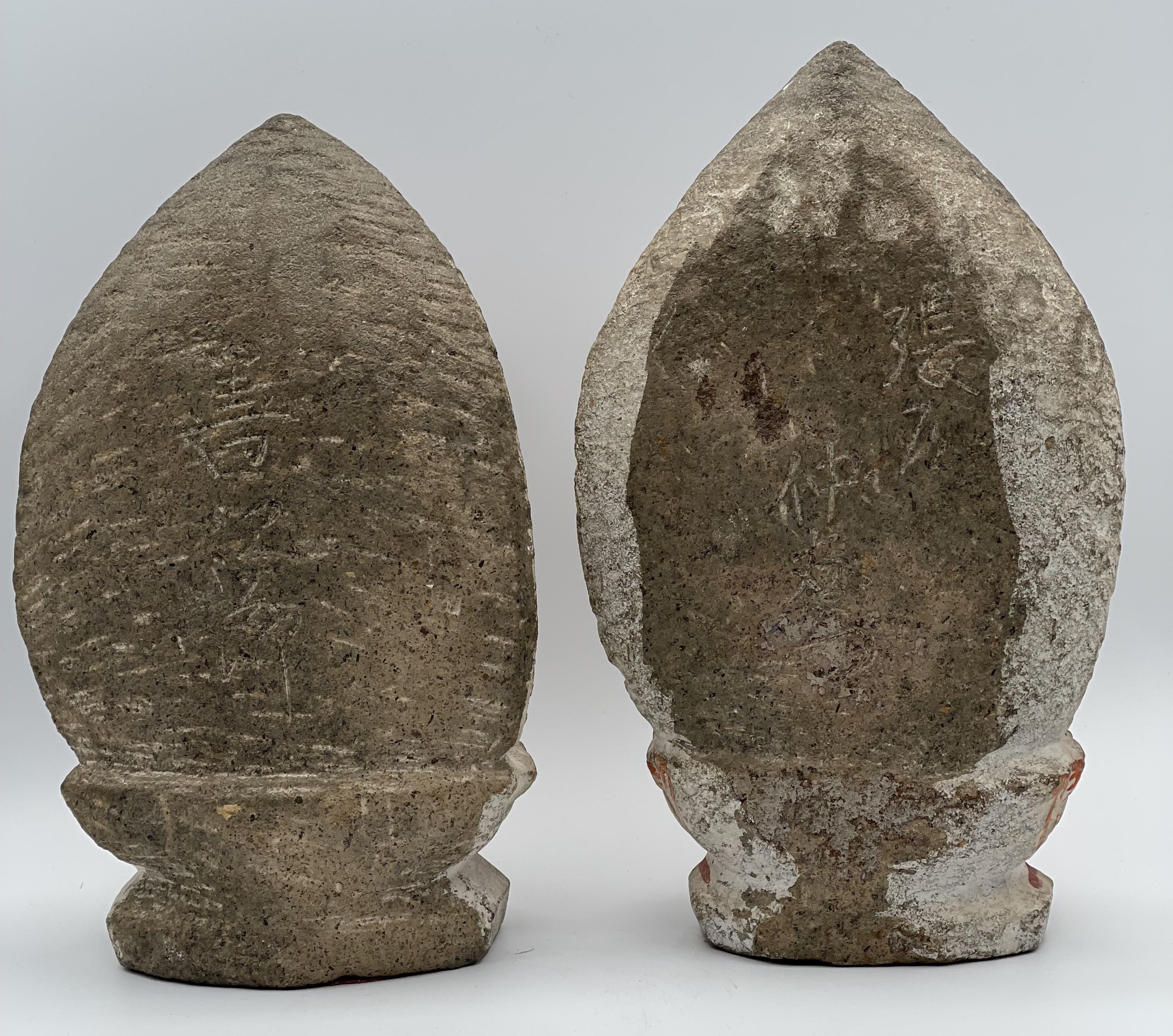 Sculpté à la main Paire de sculptures féminines de Bouddha Sattva en pierre de la période Edo japonaise, c. 1750 en vente