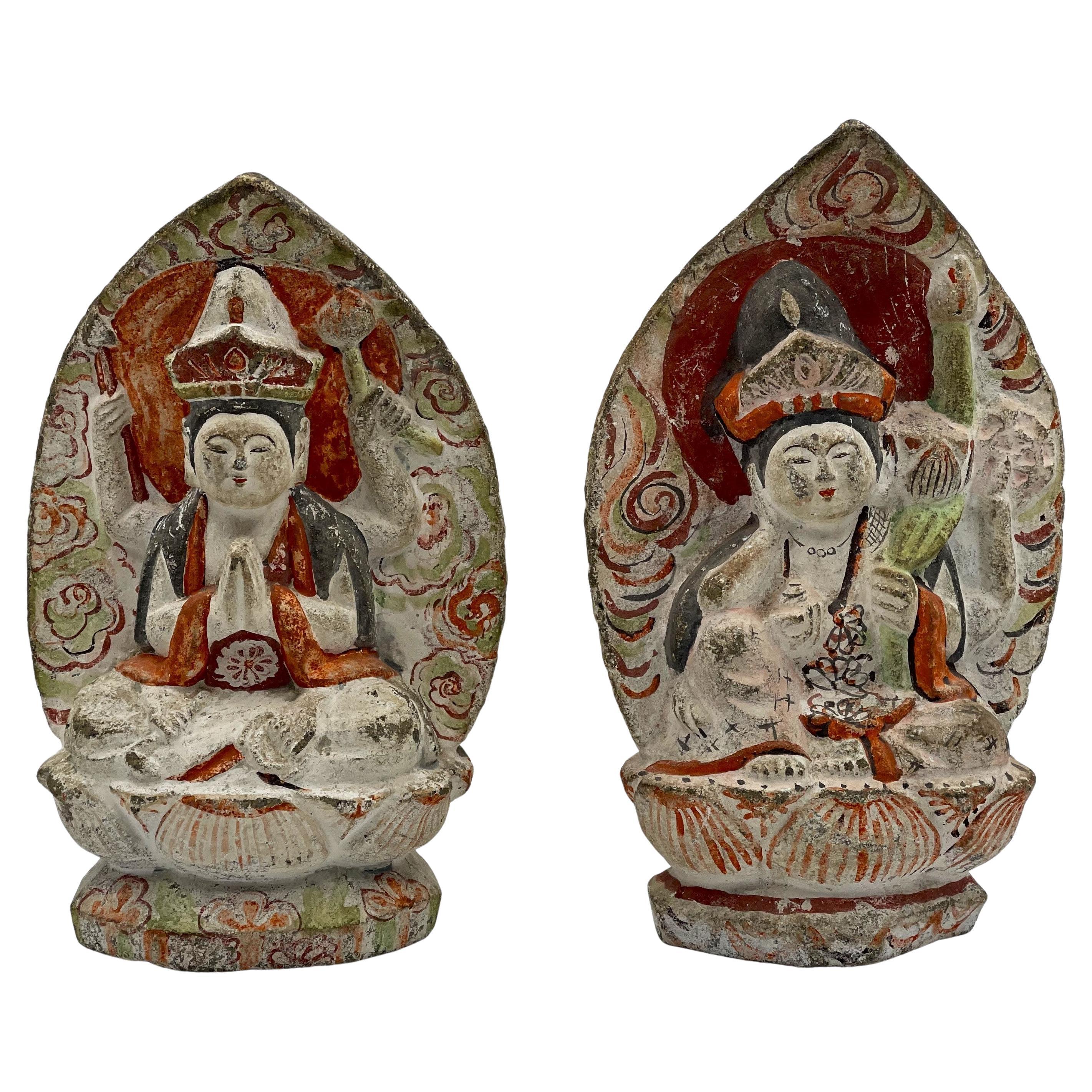 Paire de sculptures féminines de Bouddha Sattva en pierre de la période Edo japonaise, c. 1750 en vente