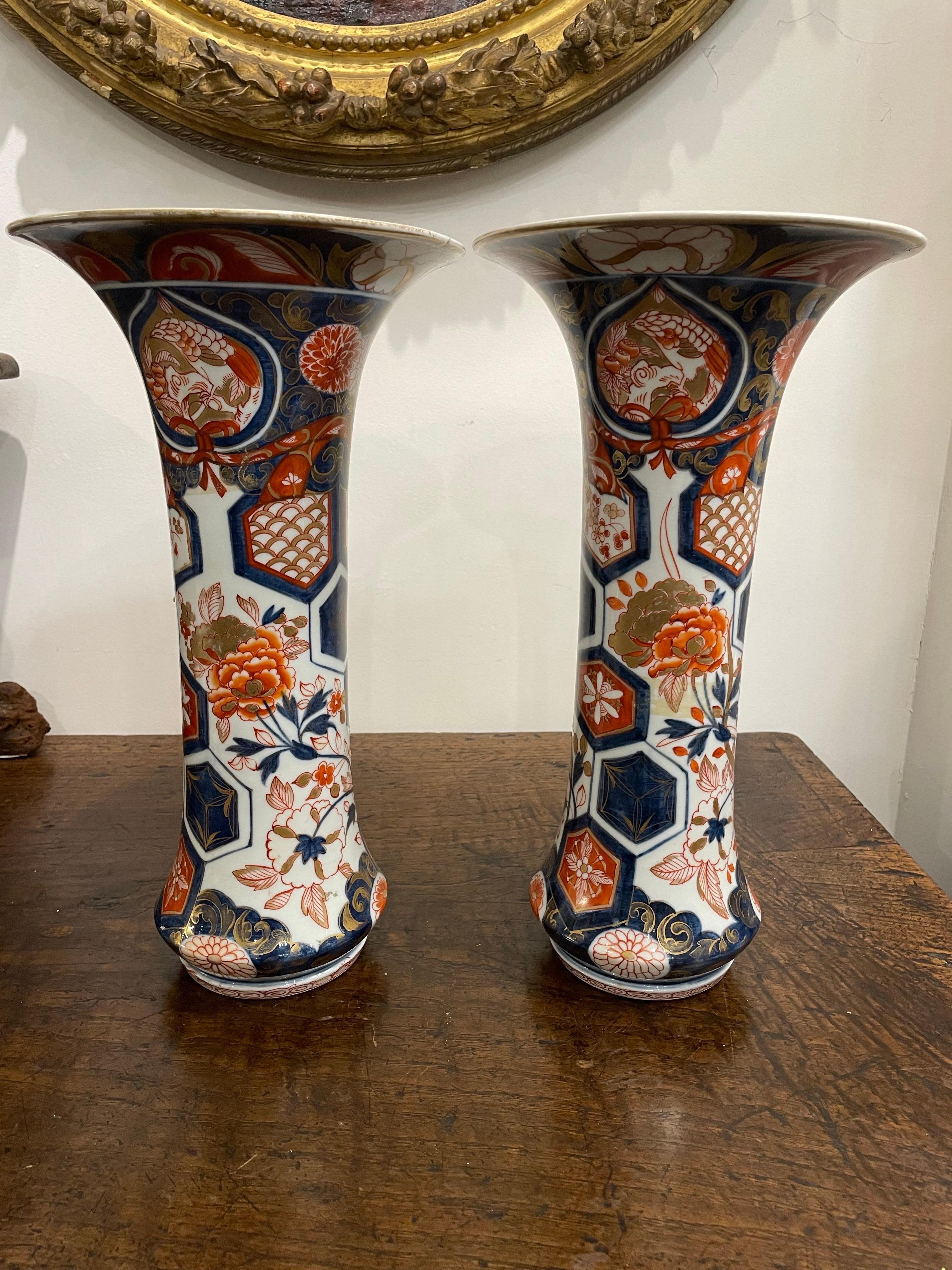 Paire de vases japonais en forme de cornet Imari, 19ème siècle

Provenance :  
Collection privée de Victoria.

Description :
Chaque vase de forme cornet présente deux motifs centraux de chrysanthèmes entre des bandes diagonales composées d'hexagones