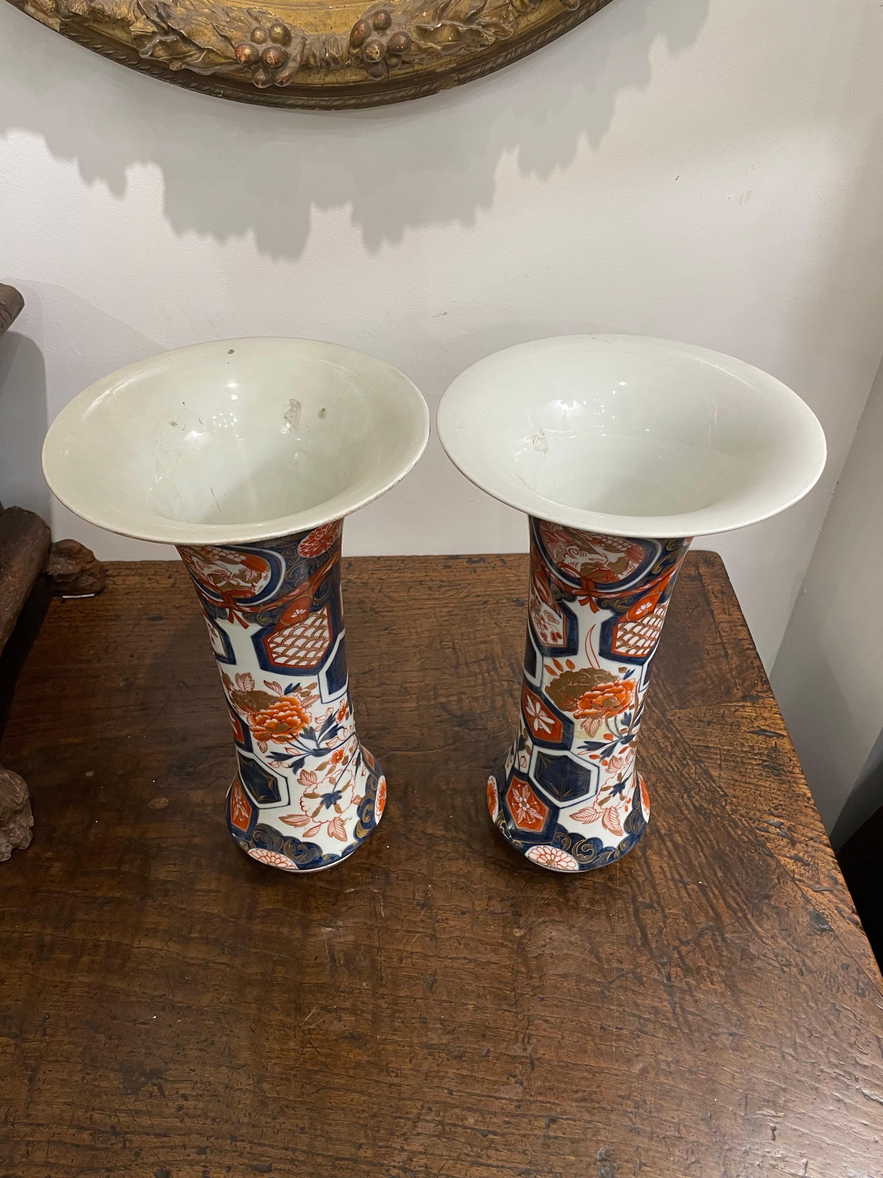 Japonais Paire de vases japonais en forme de cornet Imari, 19ème siècle en vente