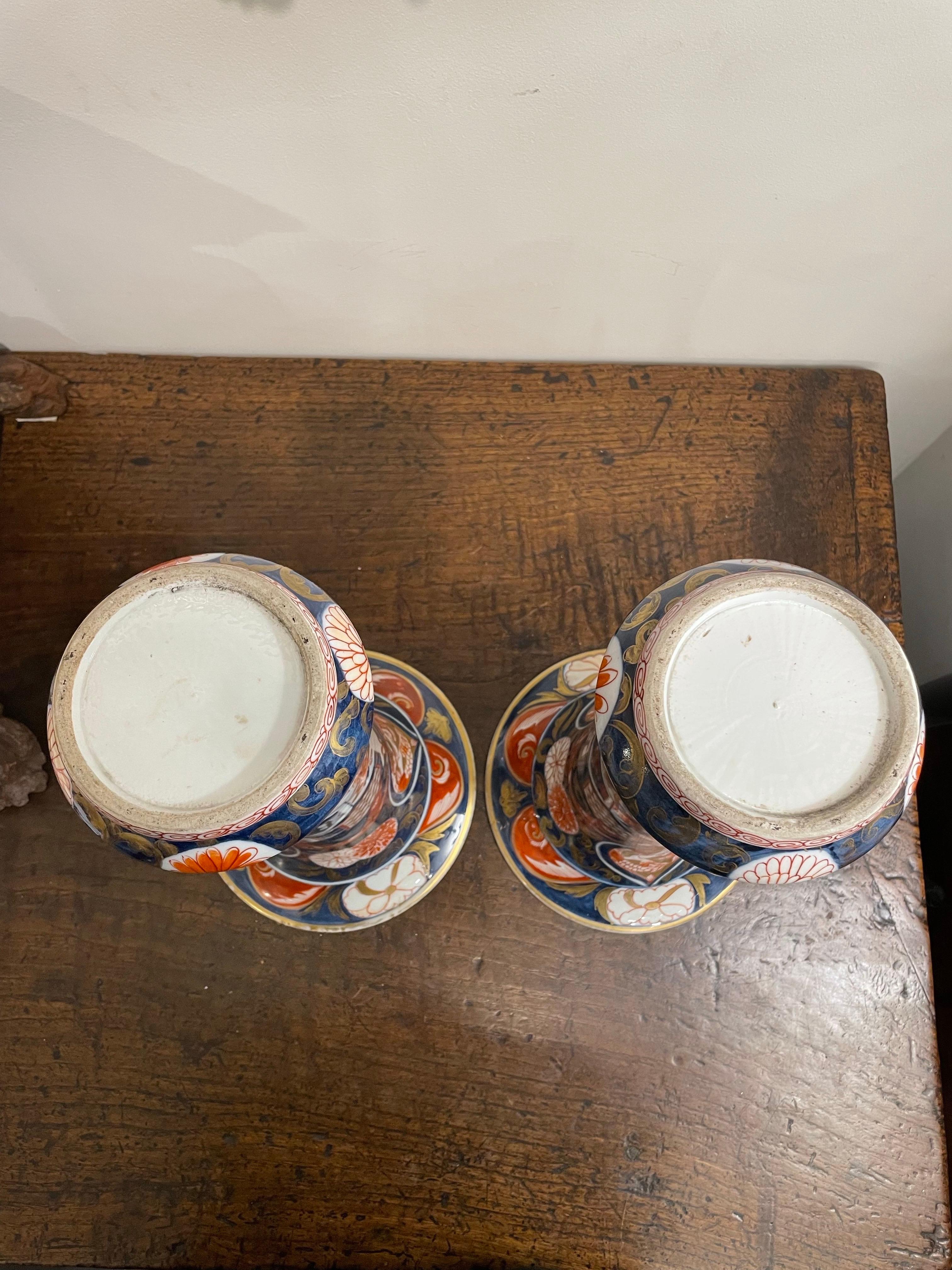 Fait main Paire de vases japonais en forme de cornet Imari, 19ème siècle en vente