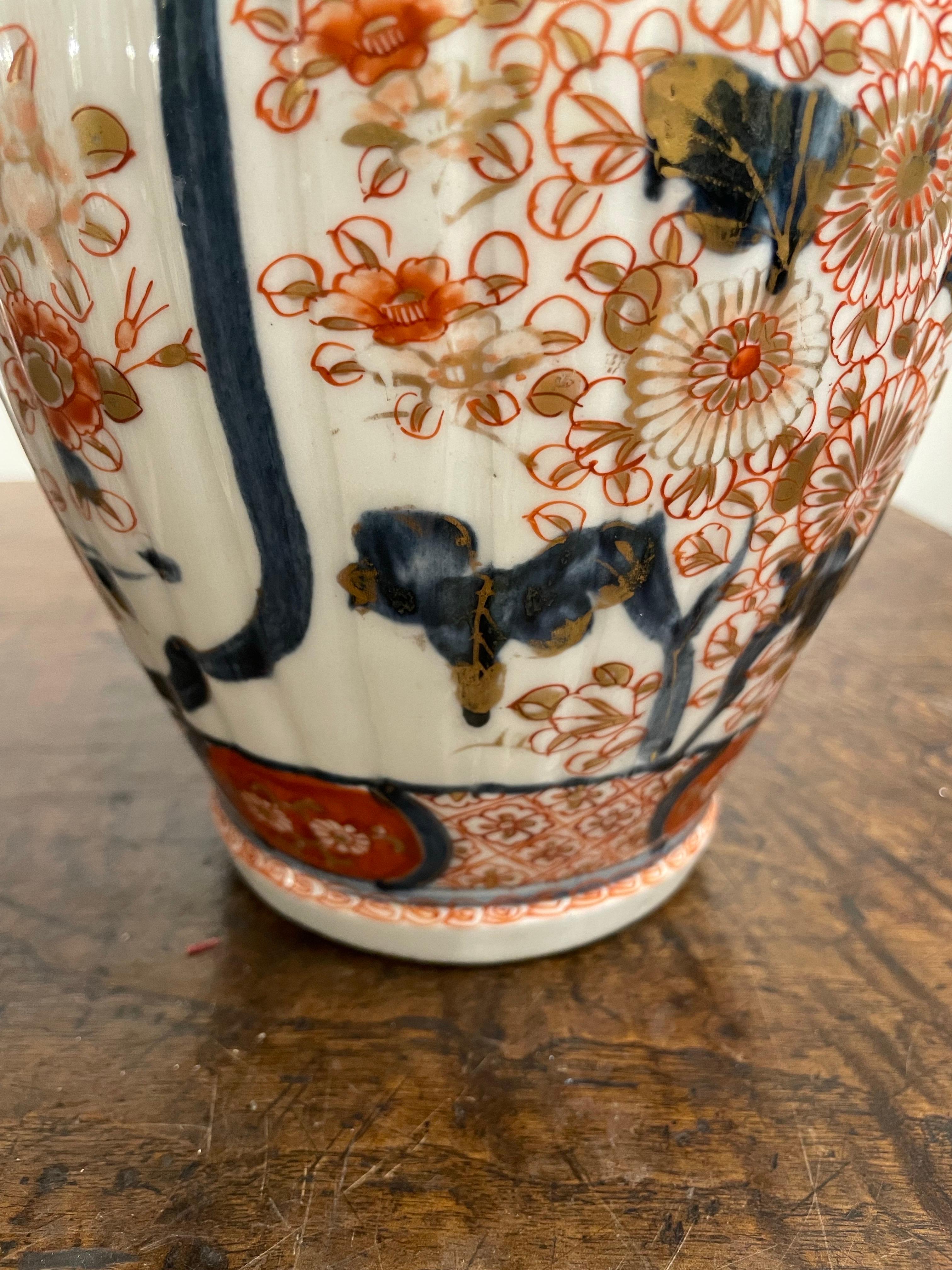 A Pair of Japanese Lidded Imari Vases, 19th Century In Good Condition For Sale In ARMADALE, VIC