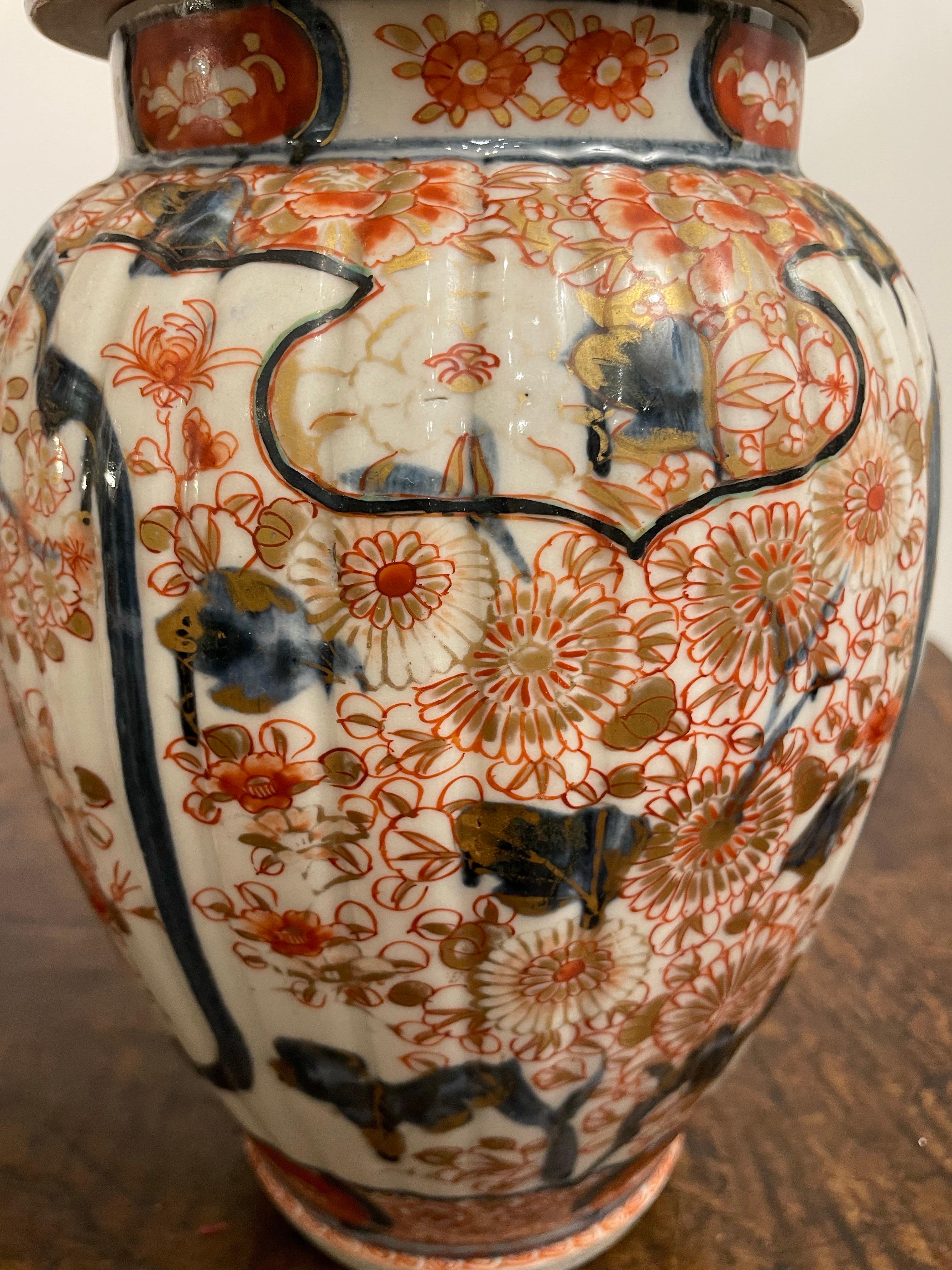 A Pair of Japanese Lidded Imari Vases, 19th Century For Sale 1