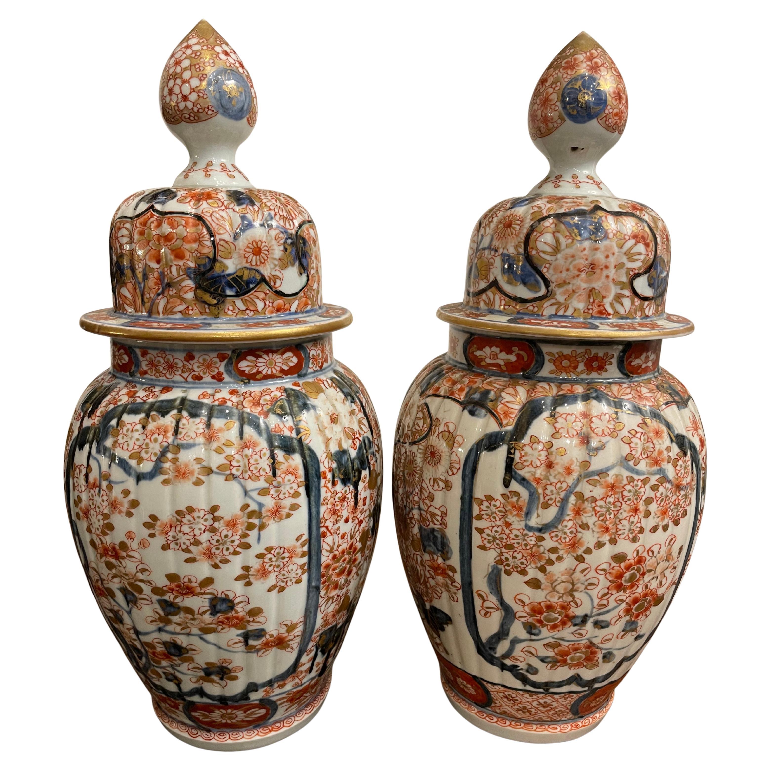 Coppia di vasi giapponesi con coperchio Imari, XIX secolo