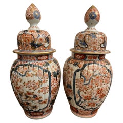 Coppia di vasi giapponesi con coperchio Imari, XIX secolo