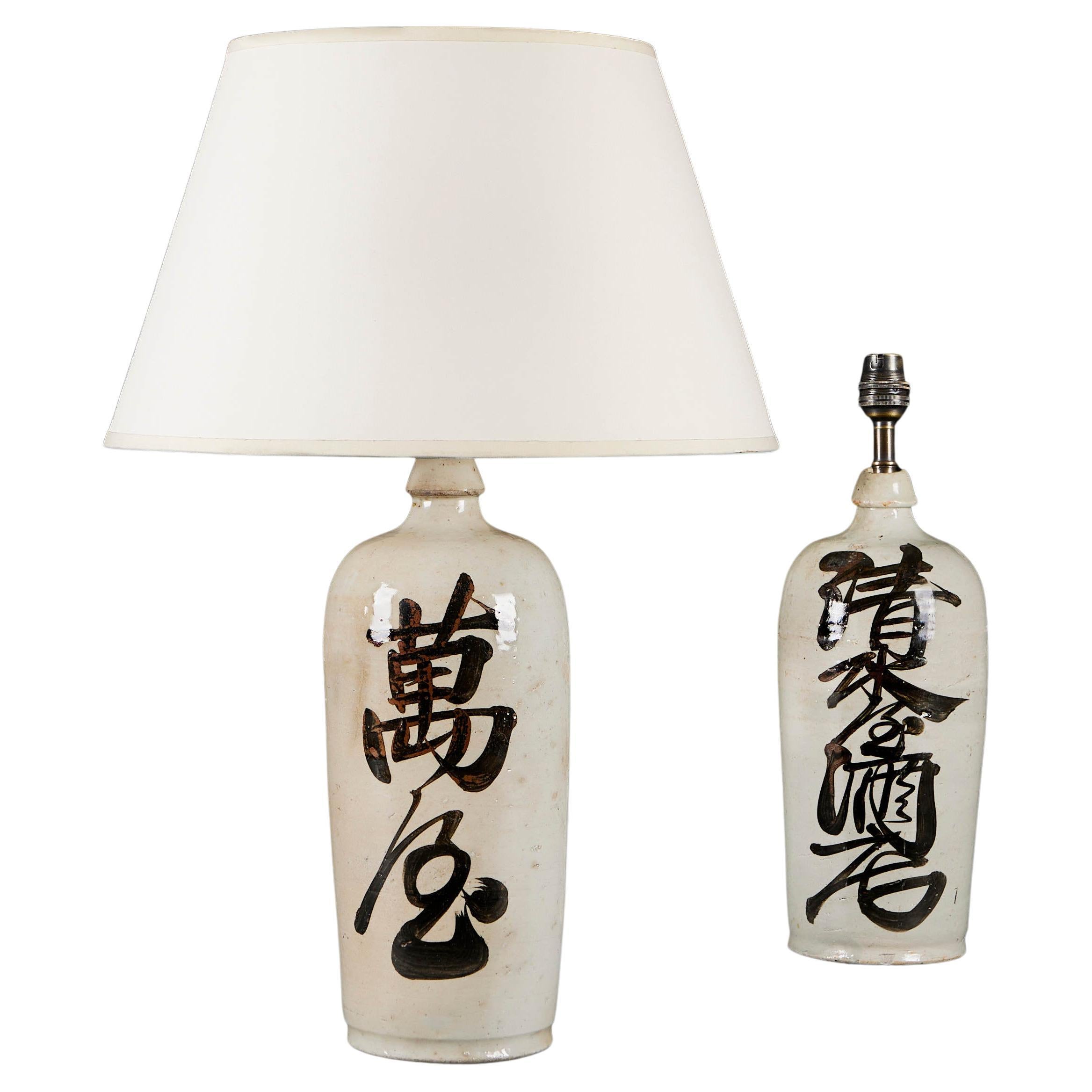 Paire de bouteilles de Sake japonaises en tant que lampes
