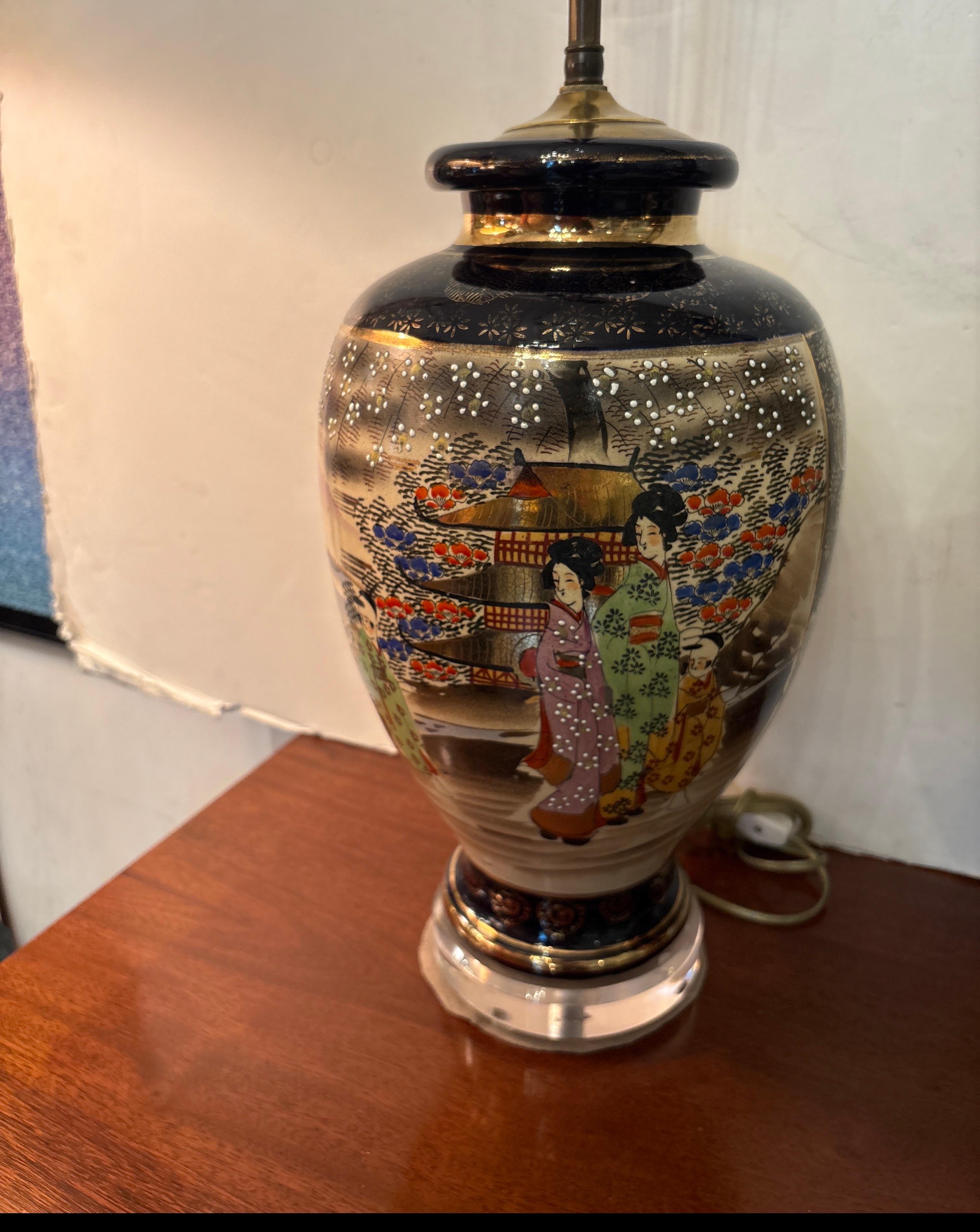 Paire de lampes japonaises Satsuma avec base en acrylique en vente 6