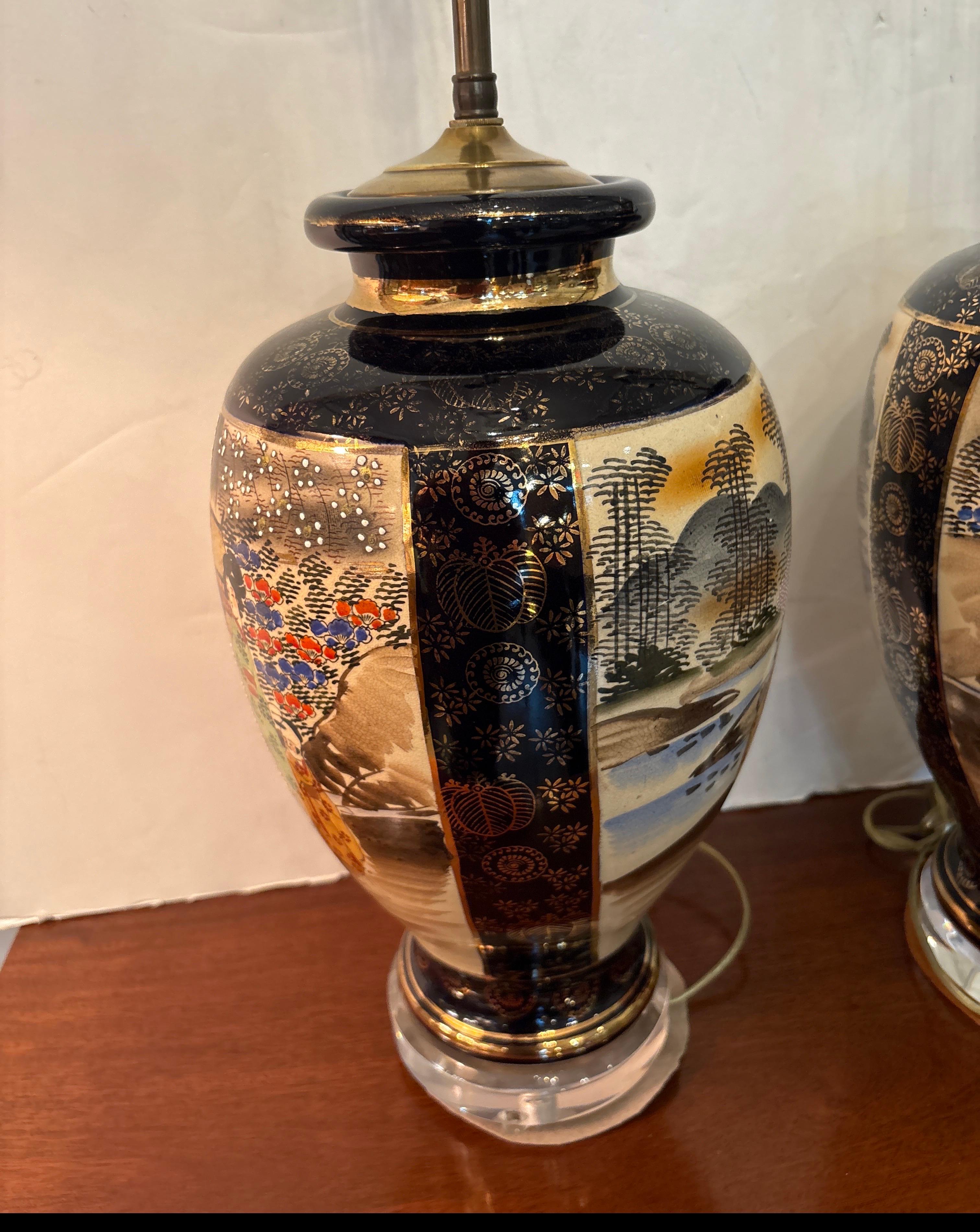Laiton Paire de lampes japonaises Satsuma avec base en acrylique en vente