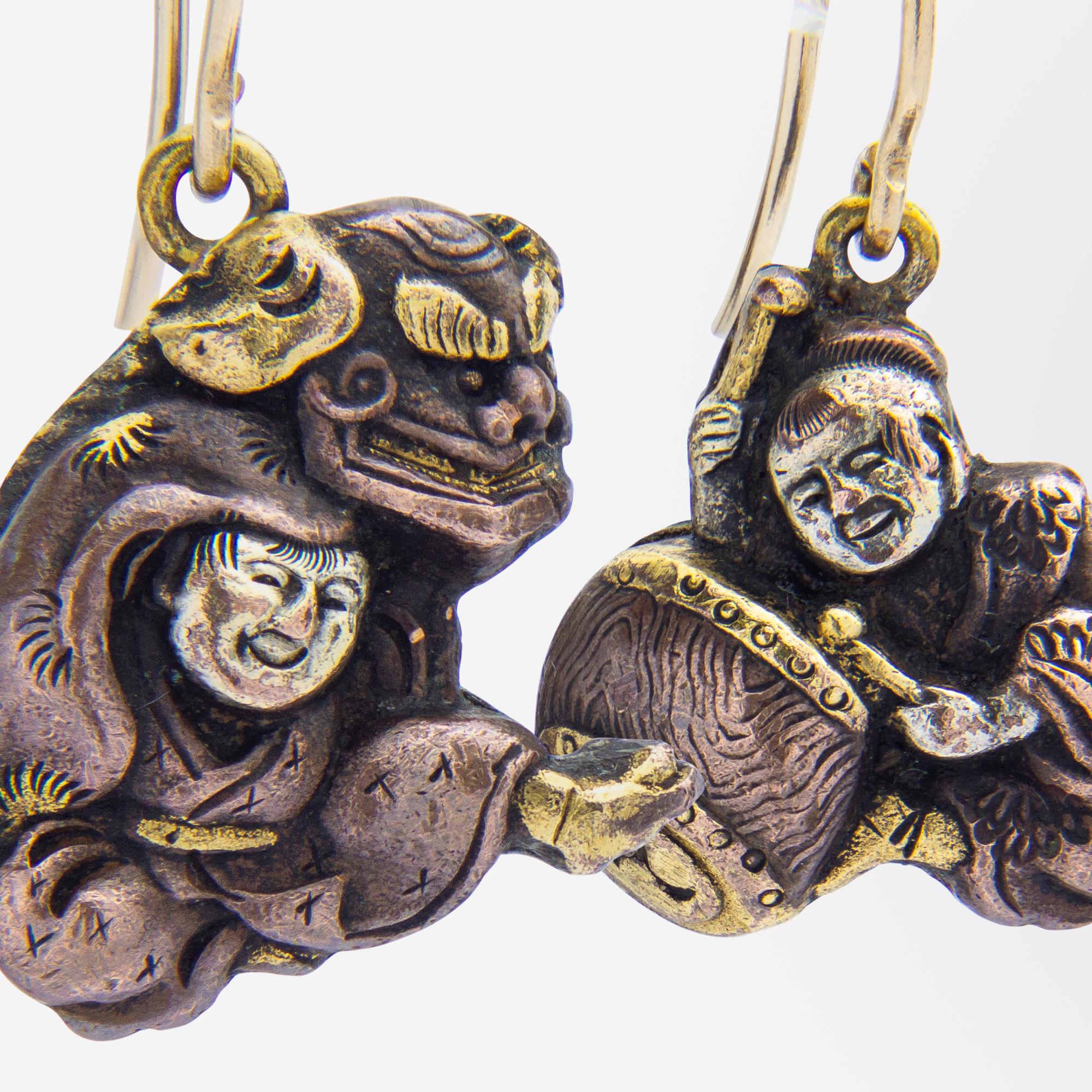 Ein Paar japanische Shakudo-Plakette-Ohrringe aus Japan (Ästhetizismus) im Angebot