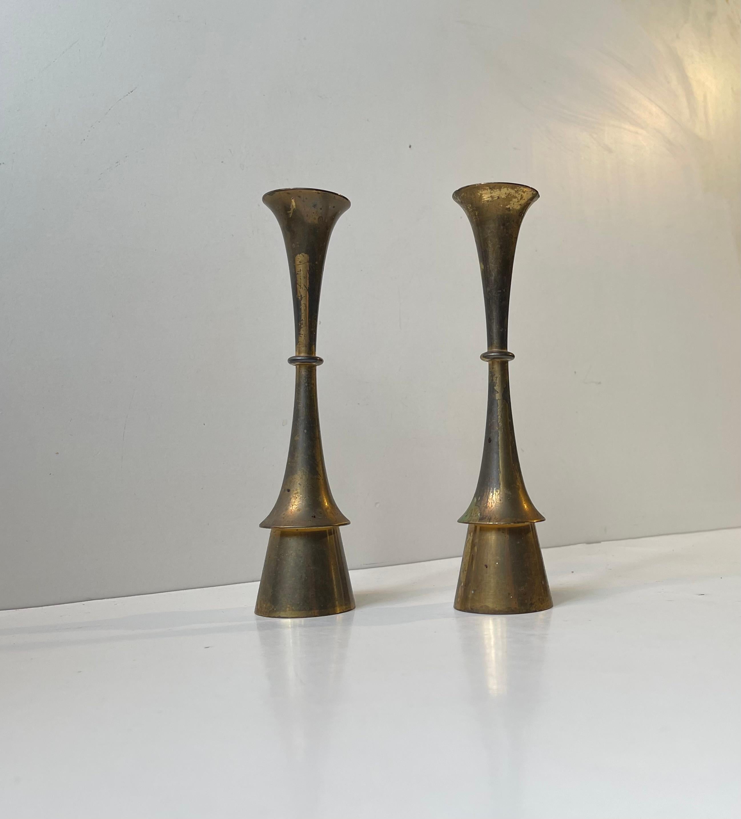 Danois Paire de chandeliers Jens Harald Quistgaard en laiton patiné, années 1960 en vente