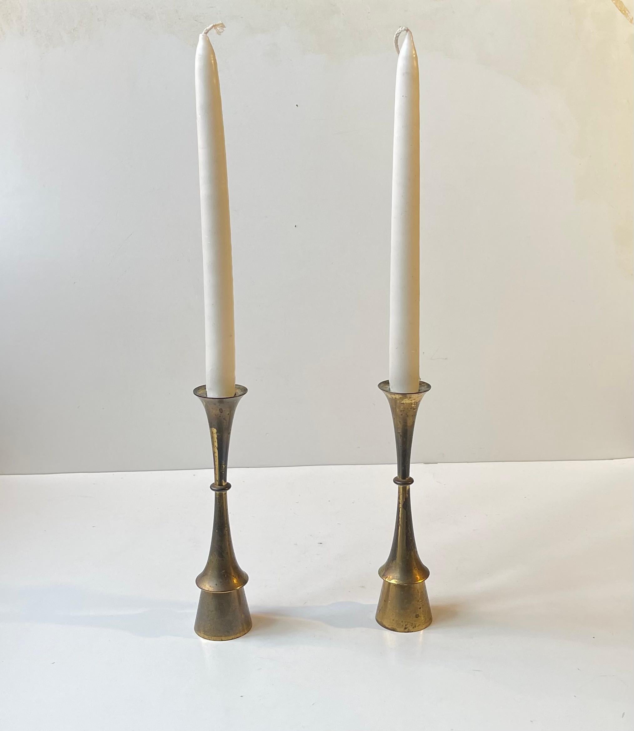 Milieu du XXe siècle Paire de chandeliers Jens Harald Quistgaard en laiton patiné, années 1960 en vente