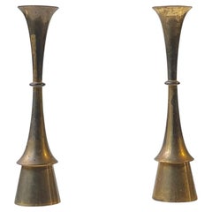 Pareja de candeleros Jens Harald Quistgaard de latón patinado, años 60