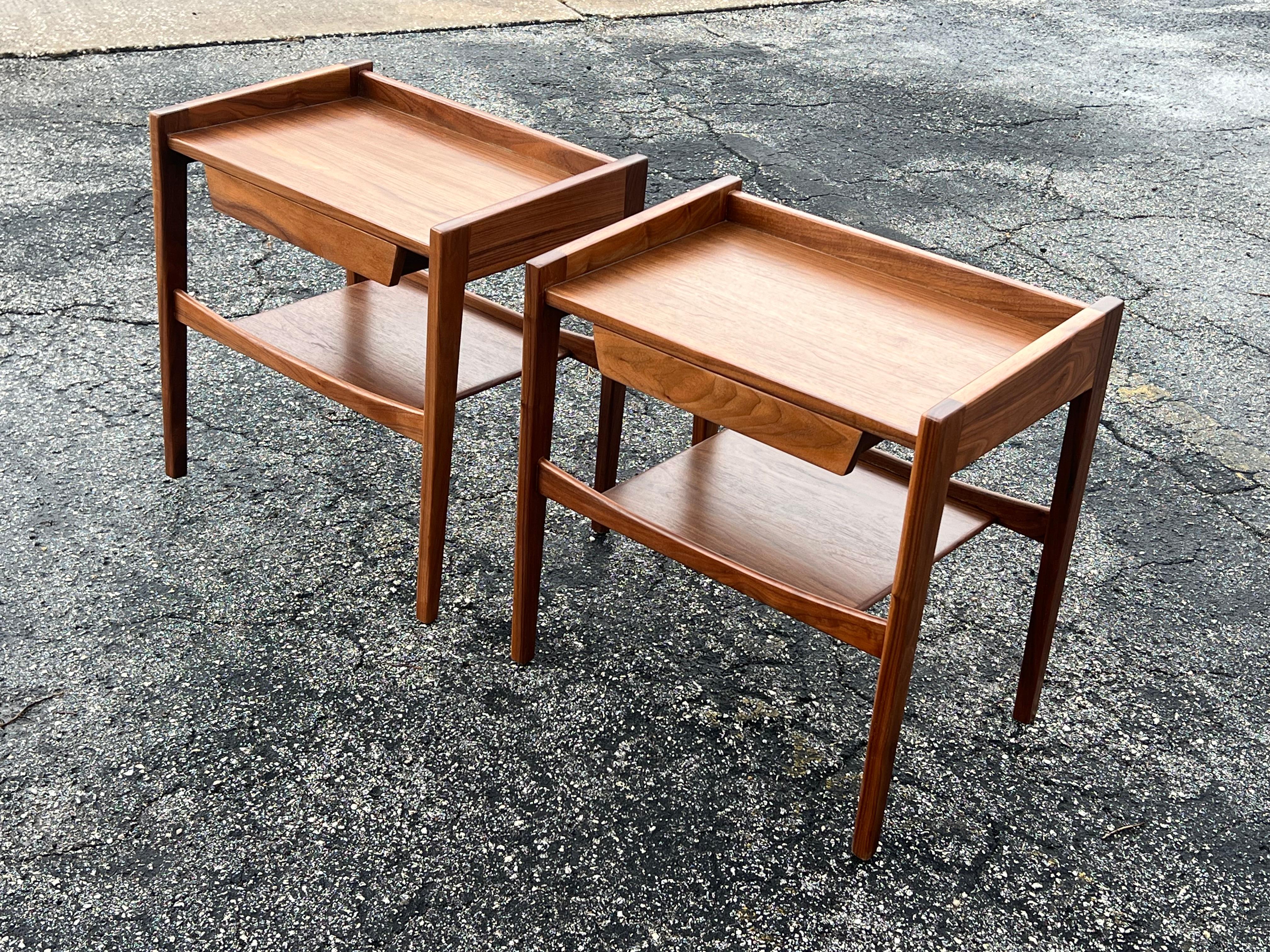 Coppia di comodini classici di Jens Risom, anni '60 circa. Piani flottanti, cassetti estraibili e un unico ripiano sottostante. Rifinito sul retro. Il noce ha una bella venatura e patina. 