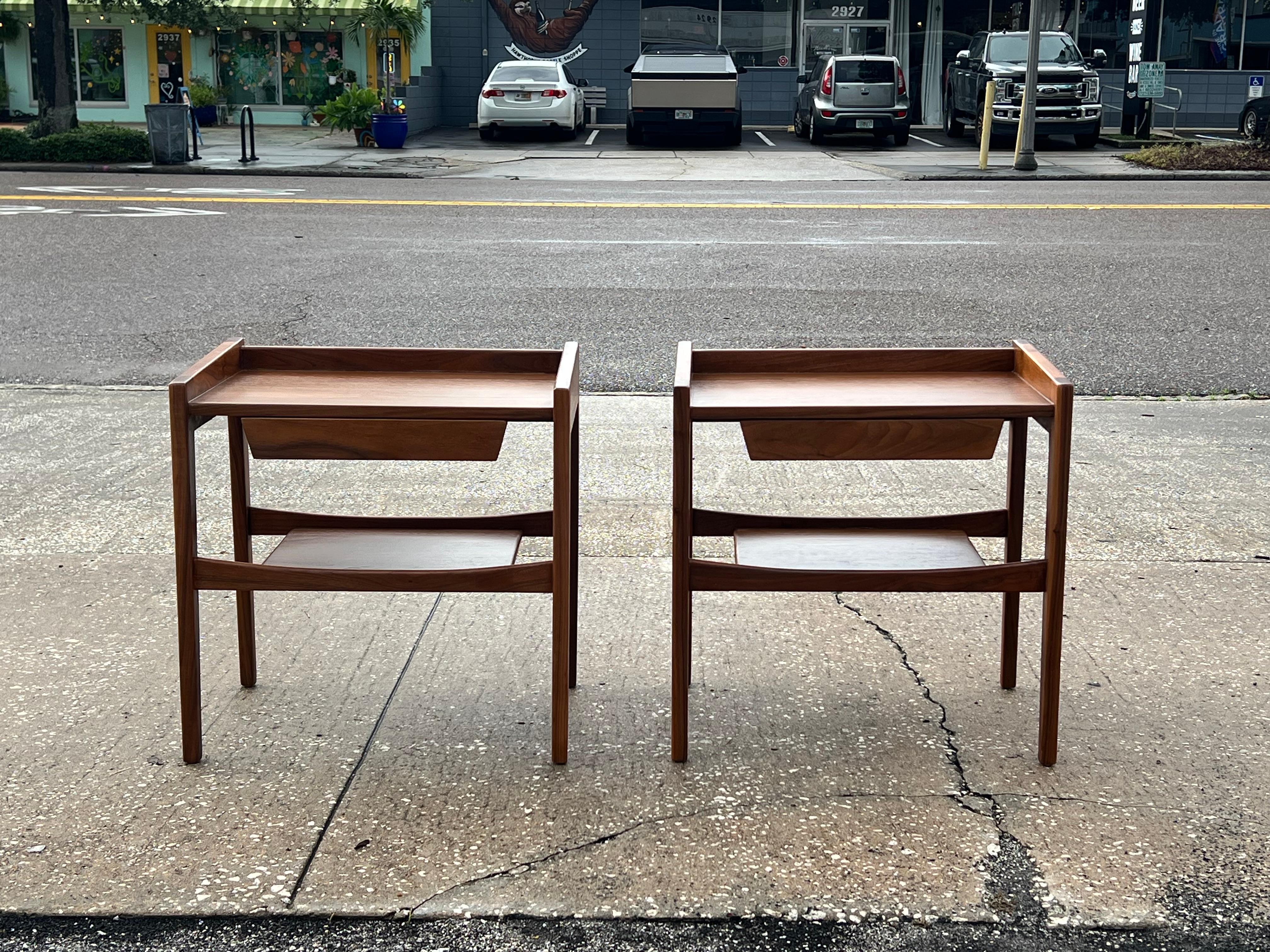Mid-Century moderno Coppia di comodini in noce di Jens Risom degli anni '60 ca. in vendita