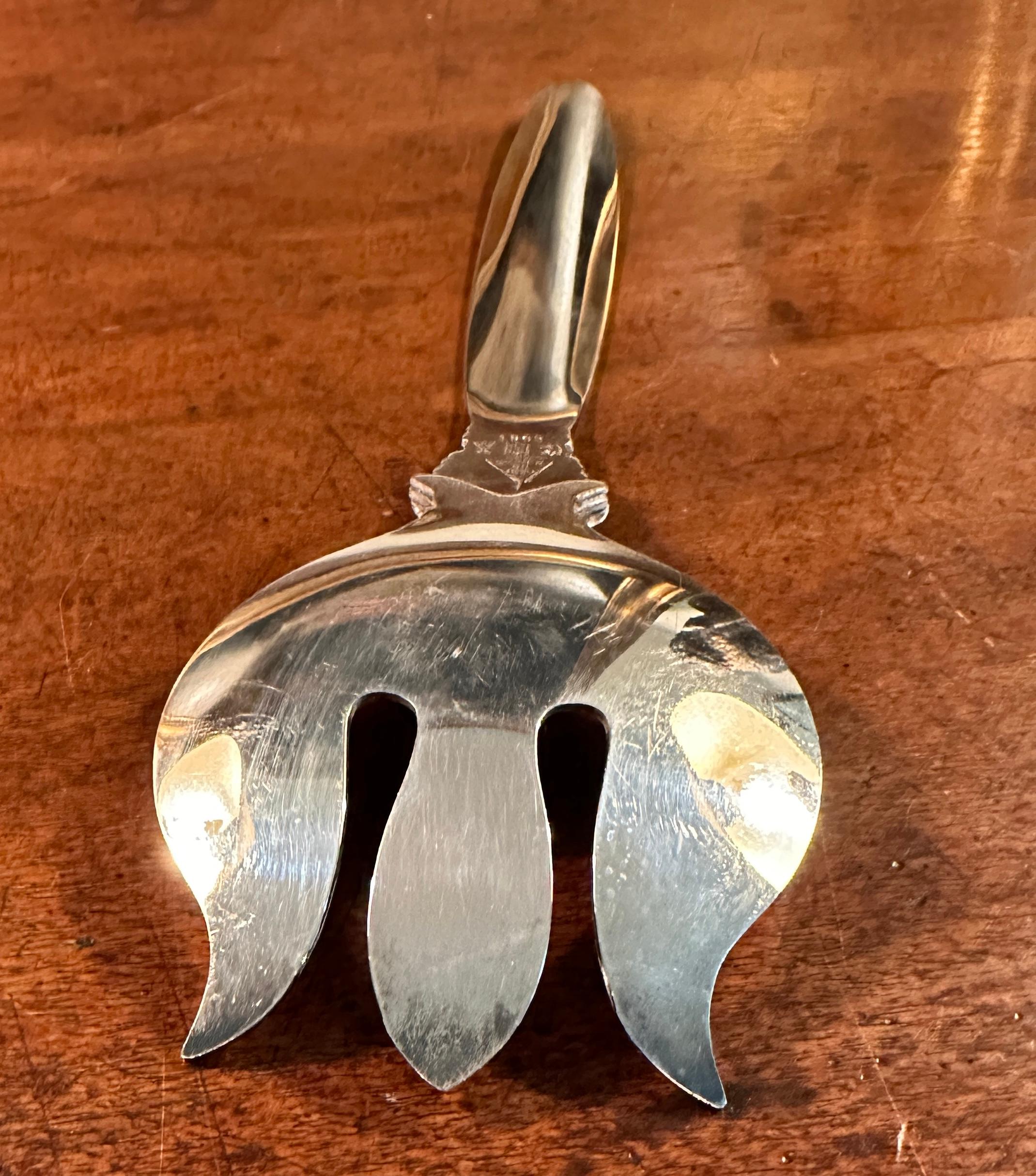 A Pair of Jensen Style Serving Spoons, stately sized In Good Condition For Sale In San Francisco, CA