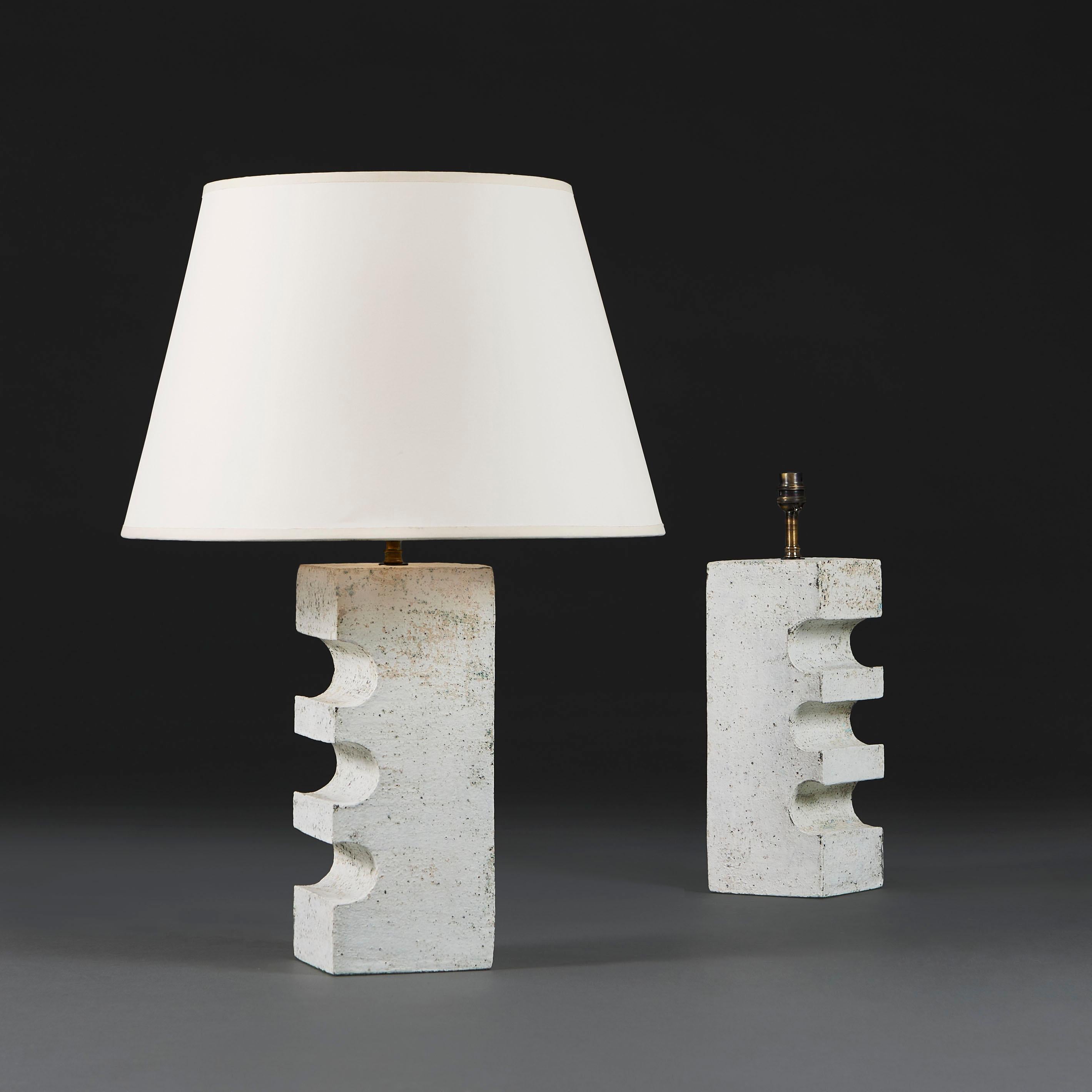 Inglaterra, moderna.

Pareja de lámparas de gres de Studio Pottery, de forma cuboide, con un inusual corte de sierra en uno de los lados, con esmalte blanco patinado en la superficie.

Plazo de entrega: 5-7 semanas. Consulta la disponibilidad de
