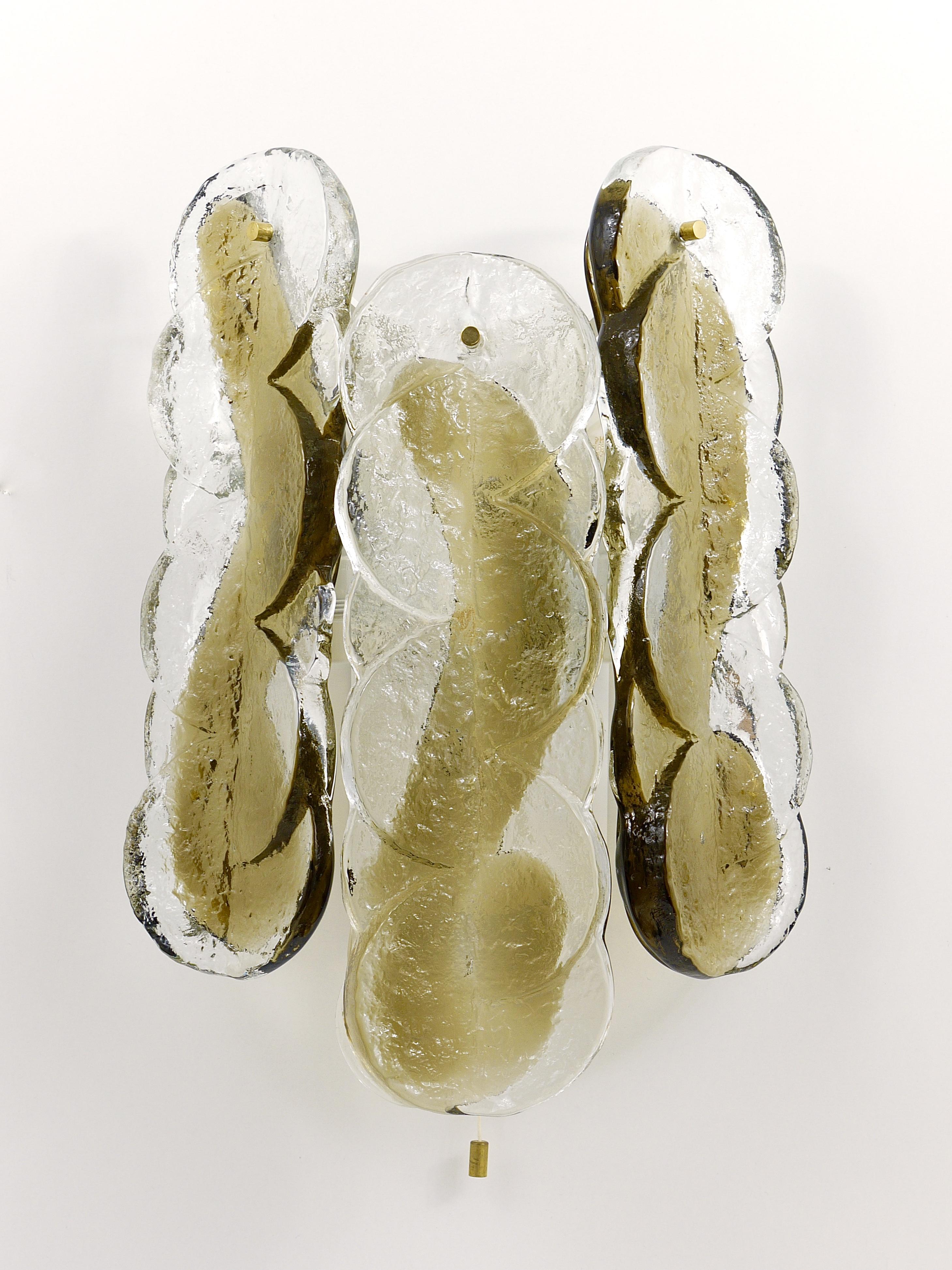 Ein Paar von J.T. Kalmar Citrus Swirl Eisglas Wandleuchten, Österreich, 1970er Jahre (Moderne der Mitte des Jahrhunderts) im Angebot